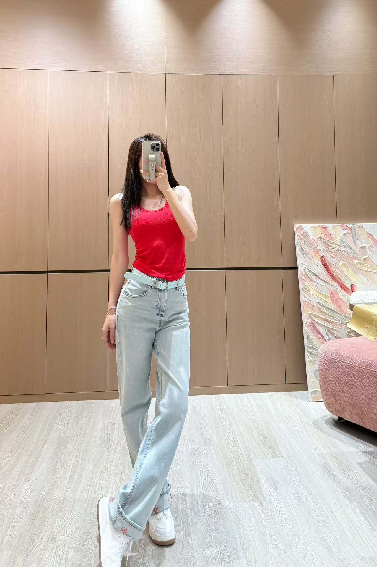 NO:317989,Batch Chrome Hea*ts 25Ss early spring new model, heavy industry washing printed light-colored denim trousers (with belt)丨Exclusive high-end production!  The overall texture of the heavy industry washing cowboy color and horseshoe print is really great. The straight-piece style is just right. The length of the pants stretches the leg lines to create neat and long legs!  The huge slimness is matched with a loose style, which is the top leader who covers the flesh and looks slimming. You can easily wear it with various tops in daily life to create a fashionable and powerful look without picking your legs. You can wear any body shape!  Whoever wears it has thin straight and long legs!  It's really easy to wear and it's very popular!  Big recommendation!  Sisters all rushed for me!  S/M/L, chrome hearts, alexander wang19860909批 Chrome Hea*ts 25Ss早春新款 重工水洗印花浅色系牛仔长裤（配腰带）丨独家高版出品！重工洗水牛仔色搭配马蹄印花整体质感真的绝了宽松的直筒版型 恰好的裤长 拉伸腿部线条 营造利落大长腿！巨显瘦在搭配宽松的版型就是遮肉显瘦的一把手了日常搭配各种上衣都能轻松穿出时尚达人感不挑腿型 什么身材通通可以穿！谁穿谁是细直大长腿！真的好穿到不行 而且出镜率很高！重磅推荐！姐妹们都给我冲！现货发售S/M/L,,chrome hearts,alexander wang,Women's clothing