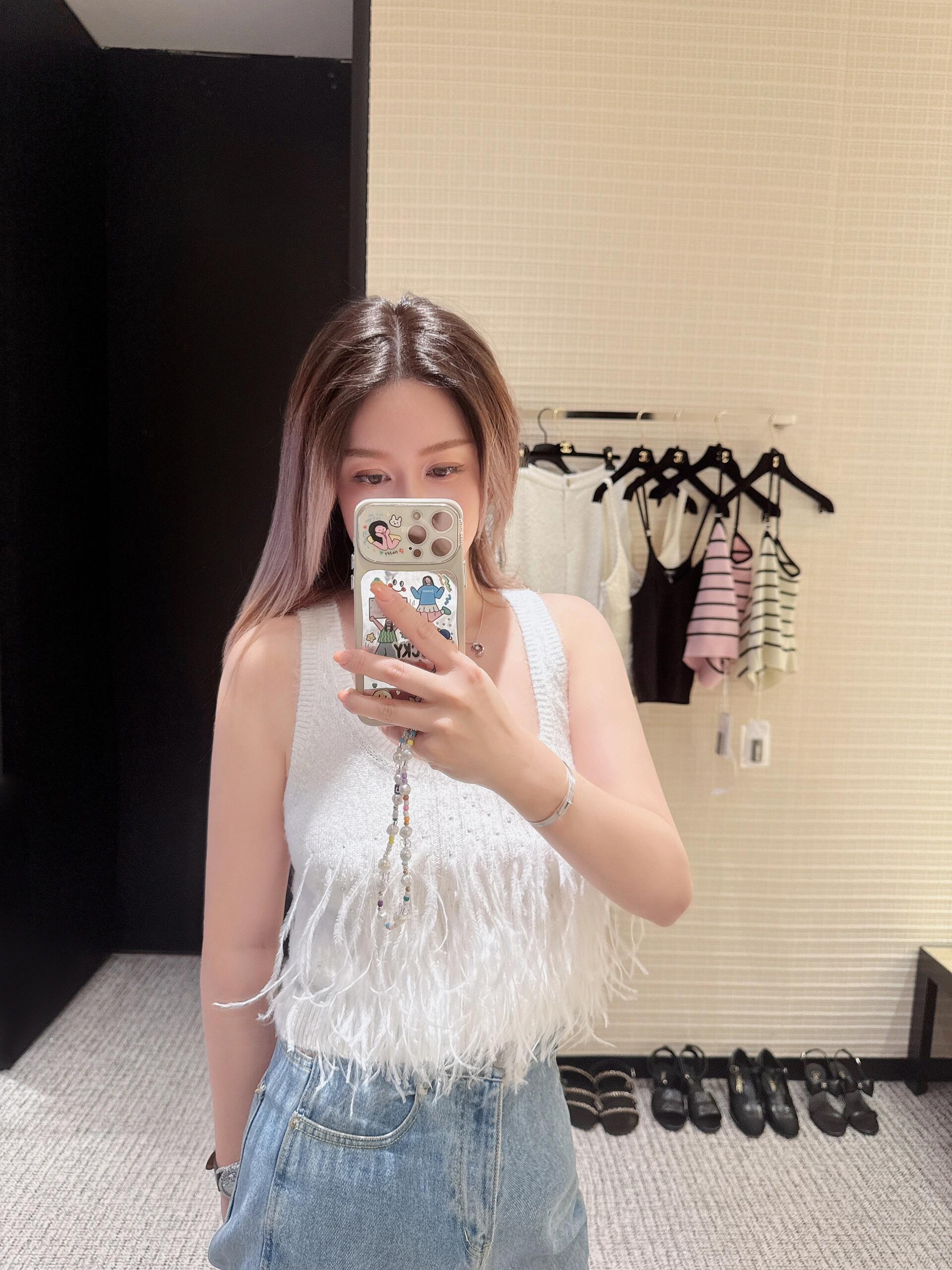 NO:320010,Batch Chane* 25P Early Spring New Style Rhinestone White Feather Spliced ​​Knitted Vest丨Exclusive YB Development!  High-end production!  Cashmere yarn weaving, comfortable, soft and elastic, U-shaped round neck knitted vest cut, high-end needle-moving technology for ready-to-wear, irregularly distributed rhinestone decoration on the chest and back, layered feather design at the hem, delicate and rich, more fairy-like, adds a styling to simple outfits, slim fit, inclusive figure, simple decoration, can easily show the playful girl style, all seasons wear items, S/M/L,,chanel,alexander wang19860909批 Chane* 25P早春新款 水钻白色羽毛拼接针织背心丨独家yb开发！高版出品！羊绒纱线织造 舒适软糯 弹力十足 U形圆领针织背心裁剪 成衣选用高级走针工艺 胸前和后背不规则分布水钻装饰 下摆增加层层叠叠的羽毛设计 细腻丰富更显仙气飘飘 为简易穿搭增添造型 修身版型 包容身材 简单装饰 就能轻松彰显俏皮女生风格 四季通穿单品 现货发售S/M/L,,chanel,alexander wang,Women's clothing
