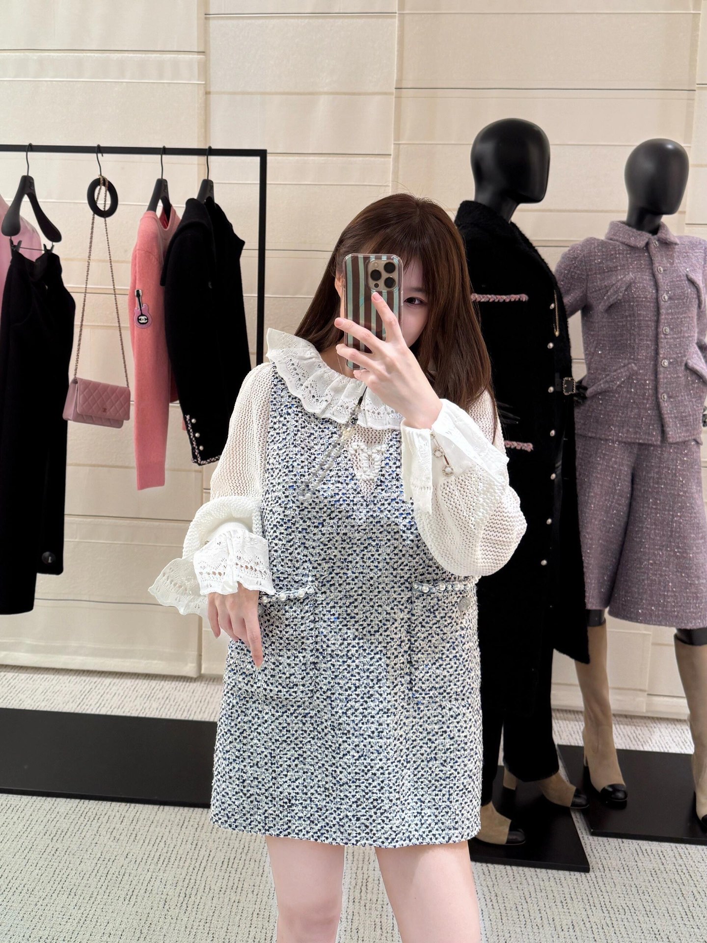 NO:320012,Crack Chane* 25P Early Spring New French celebrity Xiaoxiang style tweed dress | Exclusive high-end production!  High-end custom tweed fabric, classic H-shaped V-neck design, heavy-industrial bead sequins, color belongs to gray-blue tone, low-key and elegant, it is also the popular pearl piping decoration design this year, a small body is versatile and slim and not picky, it is simply a dream skirt, a small person can also wear long legs, S/M/L, chanel, skirts, alexander wang19860909批 Chane* 25P早春新款 法式名媛小香风粗花呢连衣裙丨独家高版出品！高级定制粗花呢编制面料 经典H版型 V领设计 重工钉珠亮片 颜色属于灰蓝色调调 低调又不失优雅 还是今年流行的珍珠滚边装饰设计 小心机V领 上身百搭显瘦不挑人 简直就是梦中情裙呀 小个子也能穿出大长腿的感觉 现货发售S/M/L,,chanel,skirts,alexander wang,Women's clothing