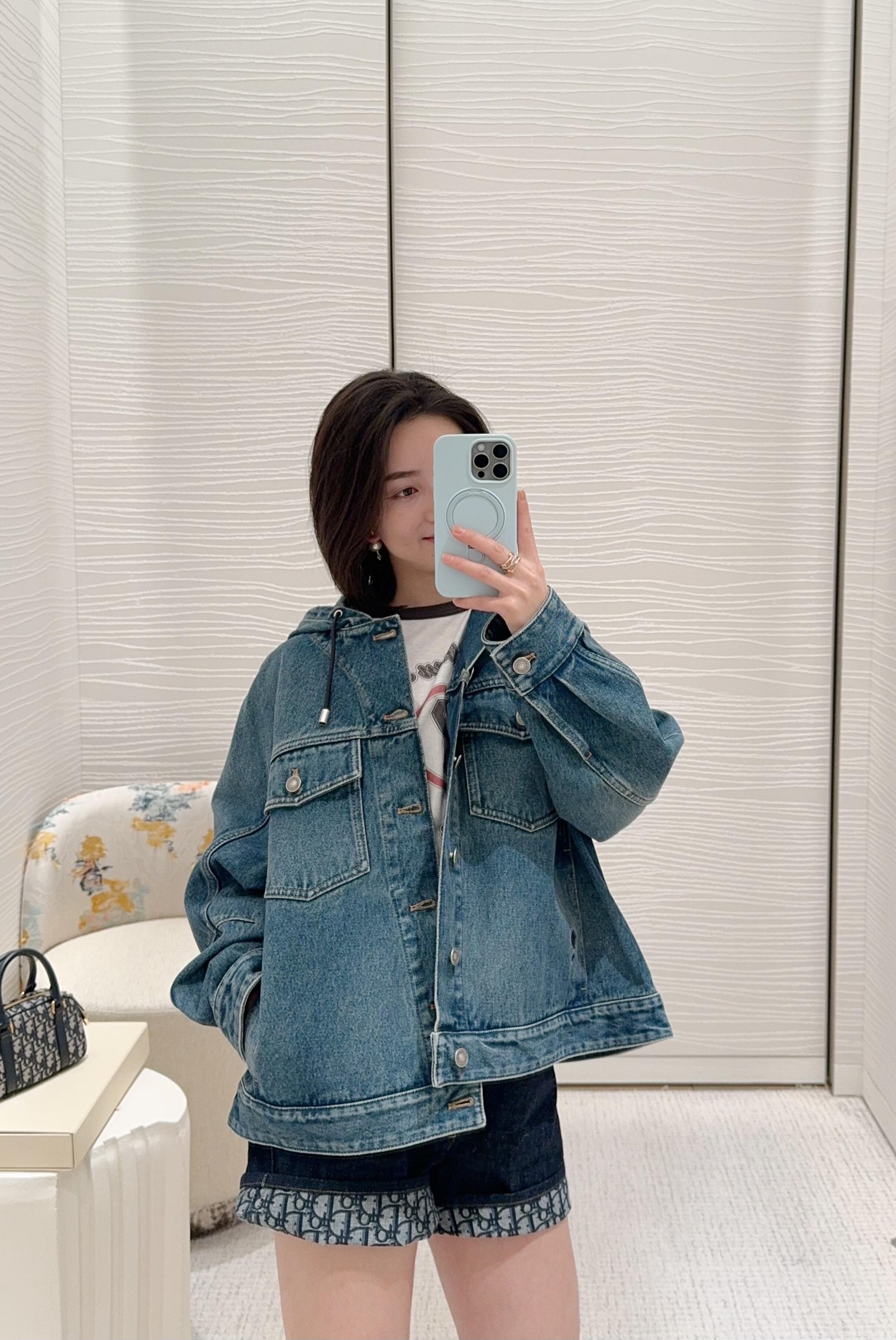 NO:320014,Batch Dio* 25Ss early spring new style retro old sickle sleeve design hooded denim jacket | Exclusive yb development!  High-end production!  The overzise style is really super slim. When you wear it, you will instantly have a paper figure. Liu Yuxin’s same style, and you will wear it with your idol, full of fashion sense!  Whether you are tall or small, you can easily control it and not picky about people wearing it. It's simply great!  S/M/L, dior, jackets & coats,hats,alexander wang19860909批 Dio* 25Ss早春新款 复古做旧镰刀袖设计连帽牛仔外套丨独家yb开发！高版出品！overzise版型真的超级显瘦,穿上它,瞬间拥有纸片人身材.刘雨昕同款哦,跟着偶像穿,时尚感满满！不管你是高个子还是小个子女生,都能轻松驾驭,不挑人穿,简直太棒了！现货发售S/M/L,,dior,jackets & coats,hats,alexander wang,Women's clothing