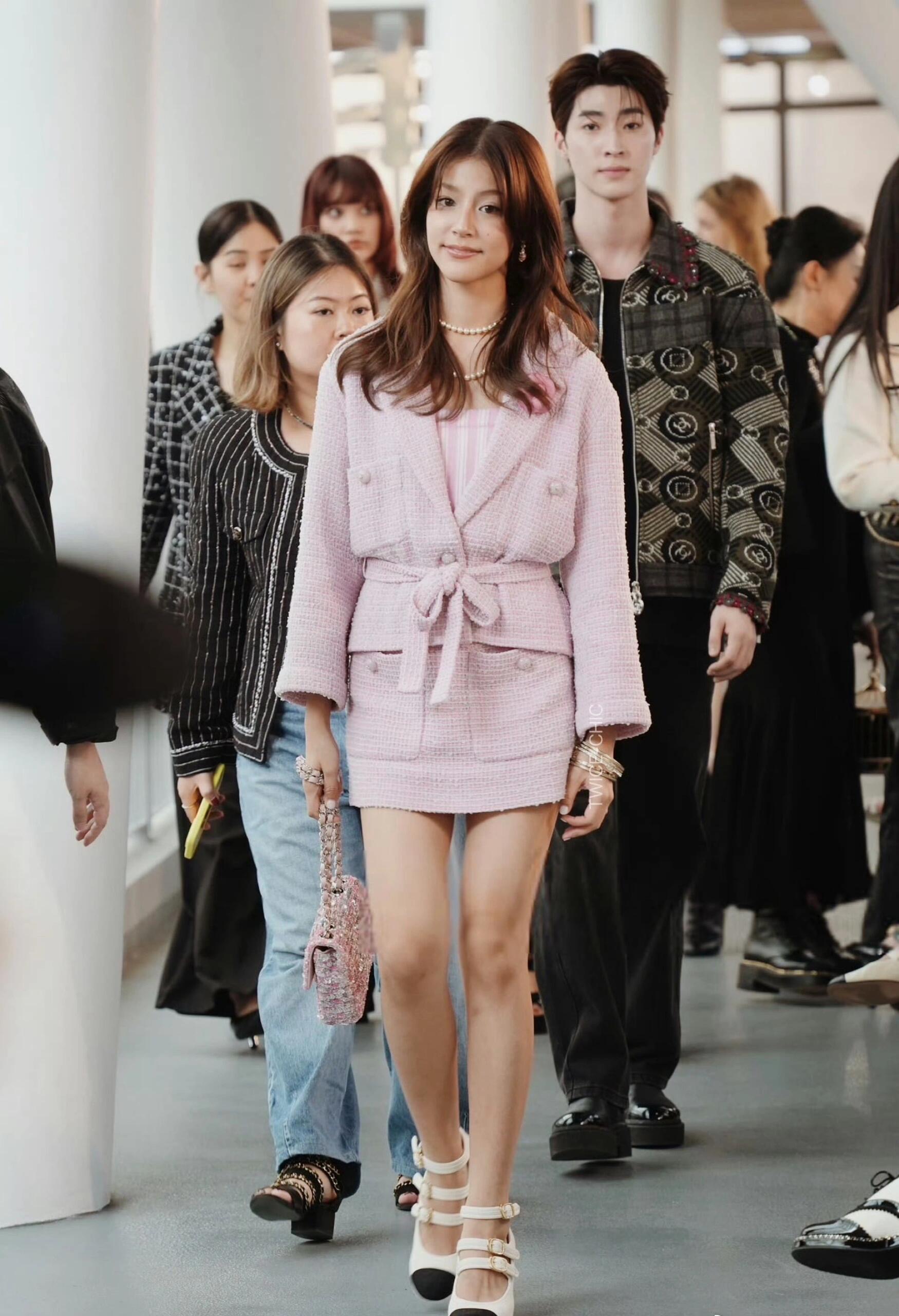 NO:317975,Jacket batch Skirt batch Chane* 25ss Spring and Summer New Style Pink Coarse Nick Jacket   Skirt Set | Exclusive high-end production!  High-end custom woven fabric The jacket uses lapel suit collar strap waist design Pink sequin embellishment H-shaped skirt Very good to accommodate the hips and not show wide hips A set of light and elegant upper body vacation girl temperament Sweet and gentle Sexy and separate S/M/L, Chanel, skirts, jackets & coats, business suit, alexander wang19860909外套批 半裙批 Chane* 25ss春夏新款 粉色系粗花尼外套 半裙套装丨独家高版出品！ 高级定制编织面料 外套采用翻领西装领绑带收腰设计 粉色亮片点缀 H版型半裙 很好的包容胯部 不显胯宽 一套上身轻奢又优雅的度假千金气质 甜美又温柔 分开拿 现货发售S/M/L,,chanel,skirts,jackets & coats,business suit,alexander wang,Women's clothing