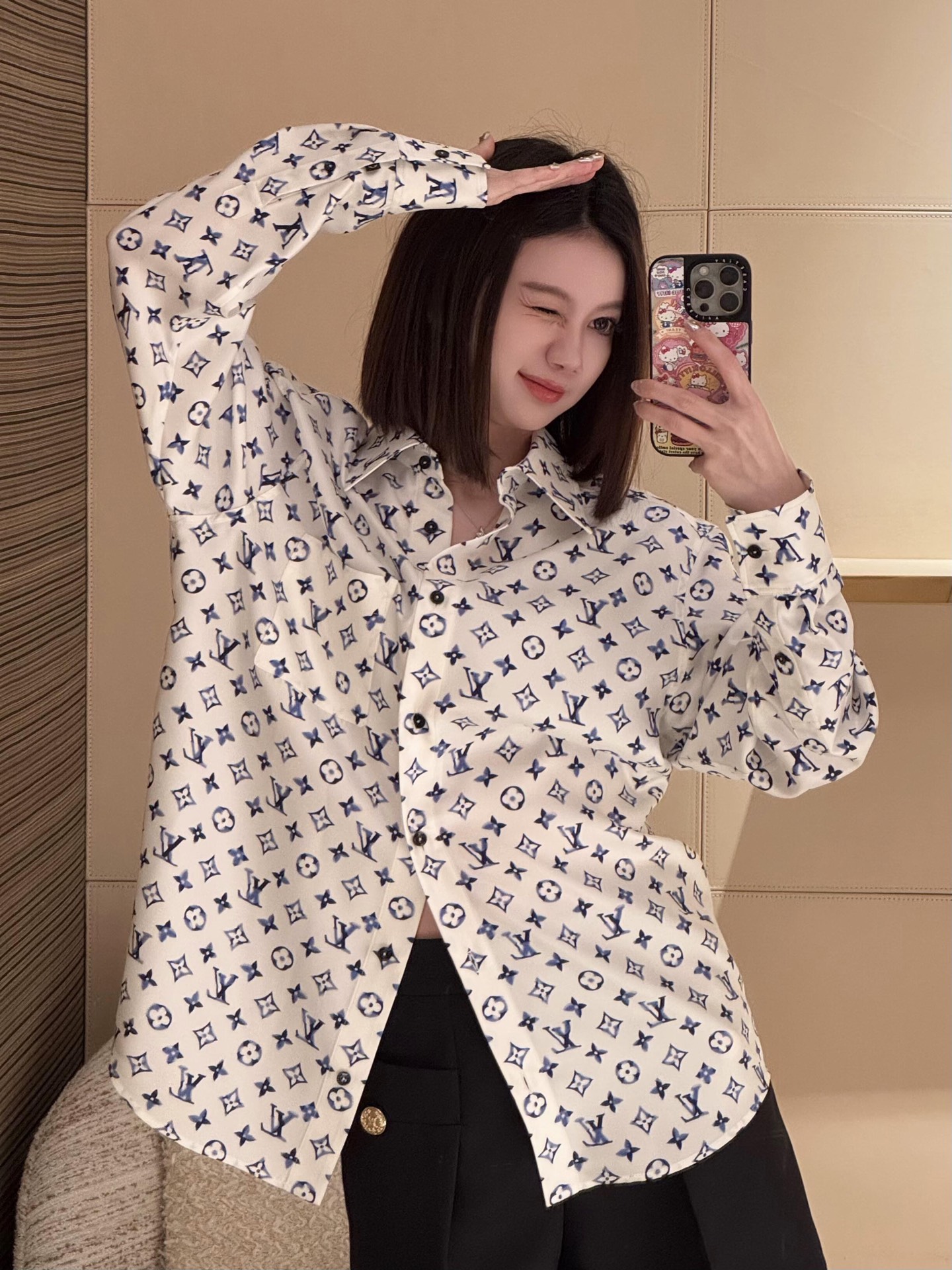 NO:320016,Batch Louis Vuitto* 25ss Spring and Summer New Printed Lapel Long Sleeve Shirt丨Exclusive High Edition Production!  Breathable texture, smooth luster, lapel shirt tailoring, full-printed iconic element patterns such as four-leaf clover logos and letters, wide edges on the cuffs to create a dignified and generous feeling, smooth cut, modify body lines, fashionable and practical, all-match styles in all seasons, blue and white refreshing colors, suitable for skirts and trousers, commuting upper body is a high-end temperament girl, on sale S/M/L,,louis vuitton, skirts, shirts, alexander wang19860909批 Louis Vuitto* 25ss春夏新款 印花翻领长袖衬衫丨独家高版出品！质感透气 垂顺光泽 翻领衬衣剪裁 通体满印四叶草徽标和字母等标志性元素图案 袖口宽边束紧打造端庄大方感 剪裁垂顺利落 修饰身材线条 时尚与实用兼备的四季百搭款式 蓝白清爽配色 搭配裙装裤装均适配 通勤上身妥妥高阶气质女郎 现货发售S/M/L,,louis vuitton,skirts,shirts,alexander wang,Women's clothing