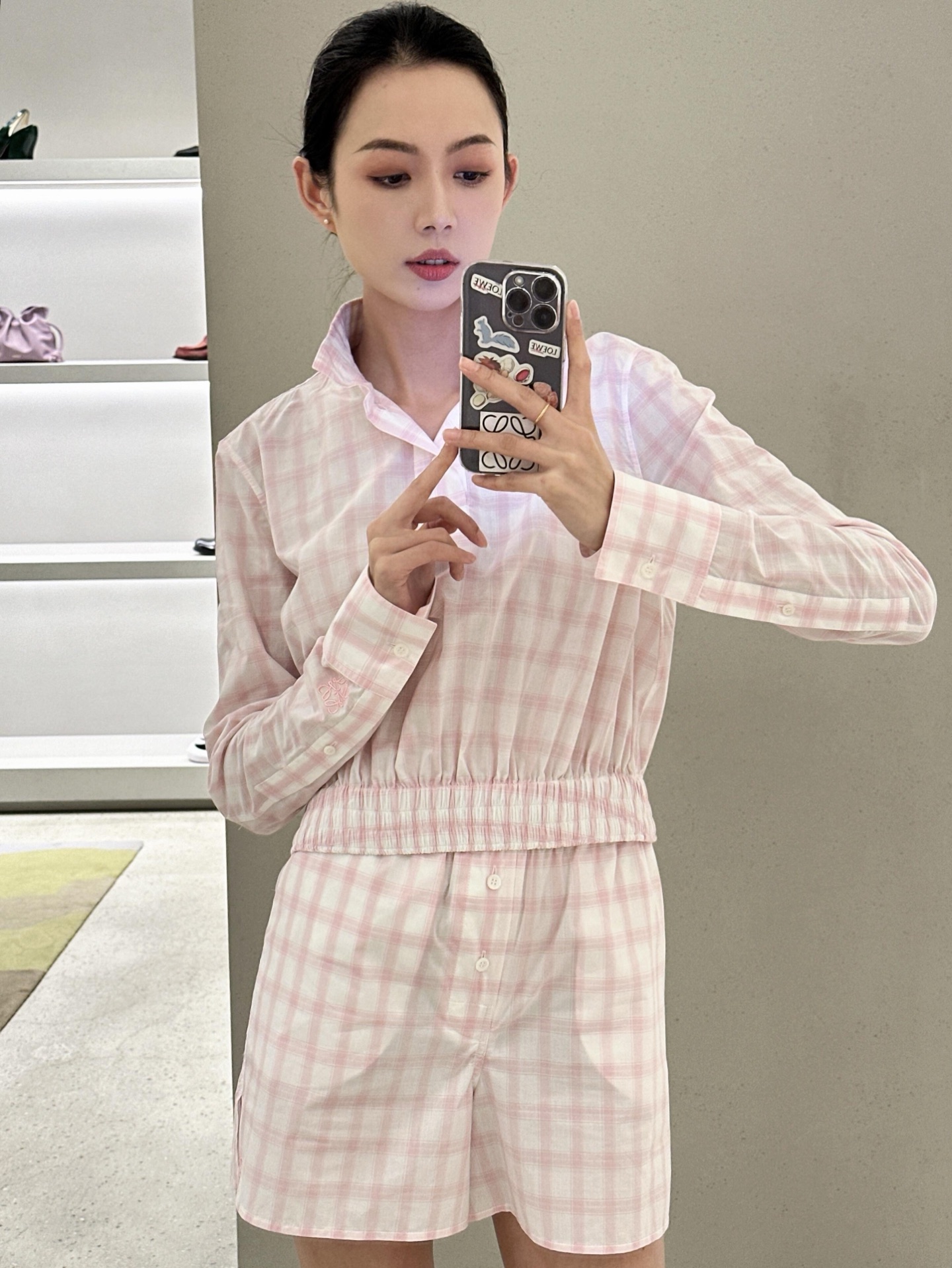 NO:318969,Shirt batch Short batch Loew* 25Ss spring and summer new style plaid jacquard slim waist short shirt   shorts suit | Exclusive yb development!  High-end production!  A very clean and refreshing set, it is a must-have for taking photos when you go out!  Wearing separately is a versatile item. It is hard not to like custom fabrics. The upper body is clean, neat, stylish, and comfortable!  One set is just closed and the real thing is beautiful or a separate set is very good. S/M/L is available in stock, loewe, shorts, shirts, alexander wang19860909衬衫批 短裤批 Loew* 25Ss春夏新款 格纹提花修身束腰短款衬衫 短裤套装丨独家yb开发！高版出品！特别干净清爽的一套 简直就是出门拍照必备款！分开单穿也都是百搭单品～很难不爱定制面料 上身干净利落又有型,且舒适感满分的一套！一套简直闭眼入 实物巨美一套或分开搭都很 现货发售S/M/L,,loewe,shorts,shirts,alexander wang,Women's clothing