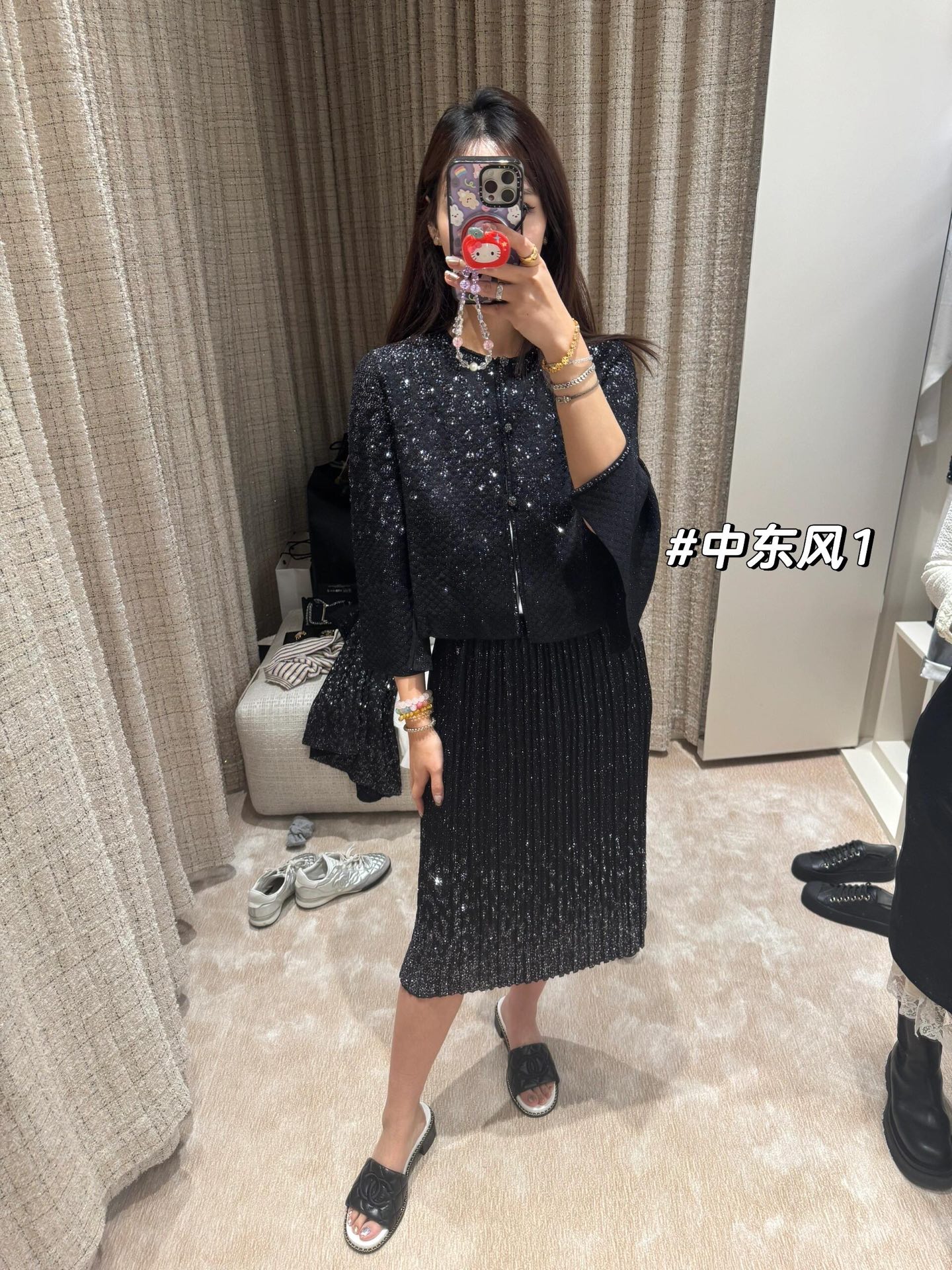 NO:318978,Cardigans, skirts, Chan*l 25Ss early spring new style, heavy-industrial bead-piece knitted cardigan   pleated skirt丨Exclusive high-end production!  Custom imported yarn weaving restores YB quality, high-quality and comfortable texture, round neck knitted cardigan cut, three-dimensional tying outline of the neckline woven, literary blue pink beads with low brightness, light style, printed rhinestone round buckle decoration, combined with the reflective gradient texture transition from shoulder to chest, highlights the brand personality, highlights the high-end feeling of outfit, elastic and tighter, more refined, slimming outfit, full of relaxation and tone, light luxury and fashionable temperament, available for single wear, S/M/L,,chanel, skirts, alexander wang19860909开衫批 半裙批 Chan*l 25Ss早春新款 重工珠片针织开衫 百褶半裙丨独家高版出品！定制进口纱线织造 还原YB品相 质感高级舒适 圆领针织开衫剪裁 领袖口衣摆立体捆边勾勒 文艺感洋溢的蓝粉珠片低明度配色更显风格轻盈 前襟印刻水钻圆扣装饰 配合自肩膀向胸口过渡的反光渐变纹理 彰显品牌个性 凸显穿搭高级感 弹性松紧更显精致 穿搭显瘦 尽显松弛调性 轻奢时髦气质 单穿叠穿均可 现货发售S/M/L,,chanel,skirts,alexander wang,Women's clothing