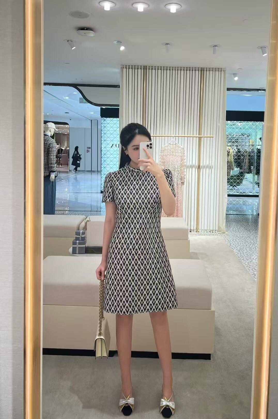 NO:318976,Batch Valentin* 25Ss Early Spring New Jacquard Short-sleeved Dress丨Exclusive High Edition Production!  Imported jacquard material, high-quality texture, crisp and stylish, round neck short-sleeved dress style, large body with large V-shaped logo, shape resembles feathers, visual tone is calm and low-key, no need for extra decoration, the overall shape is very noble, the neckline focuses on highlighting details with three-dimensional edges, rich visual highlights successfully break the dullness, three-dimensional tailoring on the chest side creates the brand's exclusive temperament and famous style, daily wear and fashionable items, S/M/L, valentino, skirts, T-shirt, alexander wang19860909批 Valentin* 25Ss早春新款 提花短袖连衣裙丨独家高版出品！进口提花材质 质感高级 挺括有型 圆领短袖连衣裙版型 大身以大面积V字字母徽标为主体 形似羽翎 视觉基调沉稳低调 无需赘饰 整体造型贵气十足 领口以立体边缘着重突出细节 丰富视觉亮点成功打破沉闷感 胸侧立体剪裁 打造品牌专属气质名媛风格 日常穿搭洋气单品 现货发售S/M/L,,valentino,skirts,T-shirt,alexander wang,Women's clothing