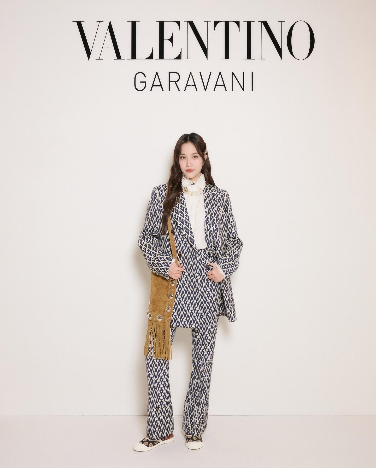 NO:318972,Batch Valentin* 25Ss Early Spring New Style Jacquard Letter Straight Pants | Exclusive High-end Production!  Imported jacquard material, high-quality texture, high-waisted straight trousers style, full of V-shaped feather patterns, mattress sets a simple and fashionable tone, and highlights the brand's high-end style. Pocket embellishes the logo round buckle, decorates the full-point details, neatly tailored to modify the body, easily shows high-end and elegant style, match freely with tops, elegant and generous outfits, everyday commuting is available on sale S/M/L, valentino, alexander wang19860909批 Valentin* 25Ss早春新款 提花字母直筒长裤丨独家高版出品！进口提花材质 质感高级 高腰直筒长裤版型 通体V字羽翎纹满铺 垫定简约时尚基调 同时彰显品牌高级风格 口袋点缀徽标圆扣 装点满分细节 剪裁利落修饰身形 轻松彰显高级优雅格调 随意搭配上装 穿搭优雅且大方 日常通勤都现货发售S/M/L,,valentino,alexander wang,Women's clothing