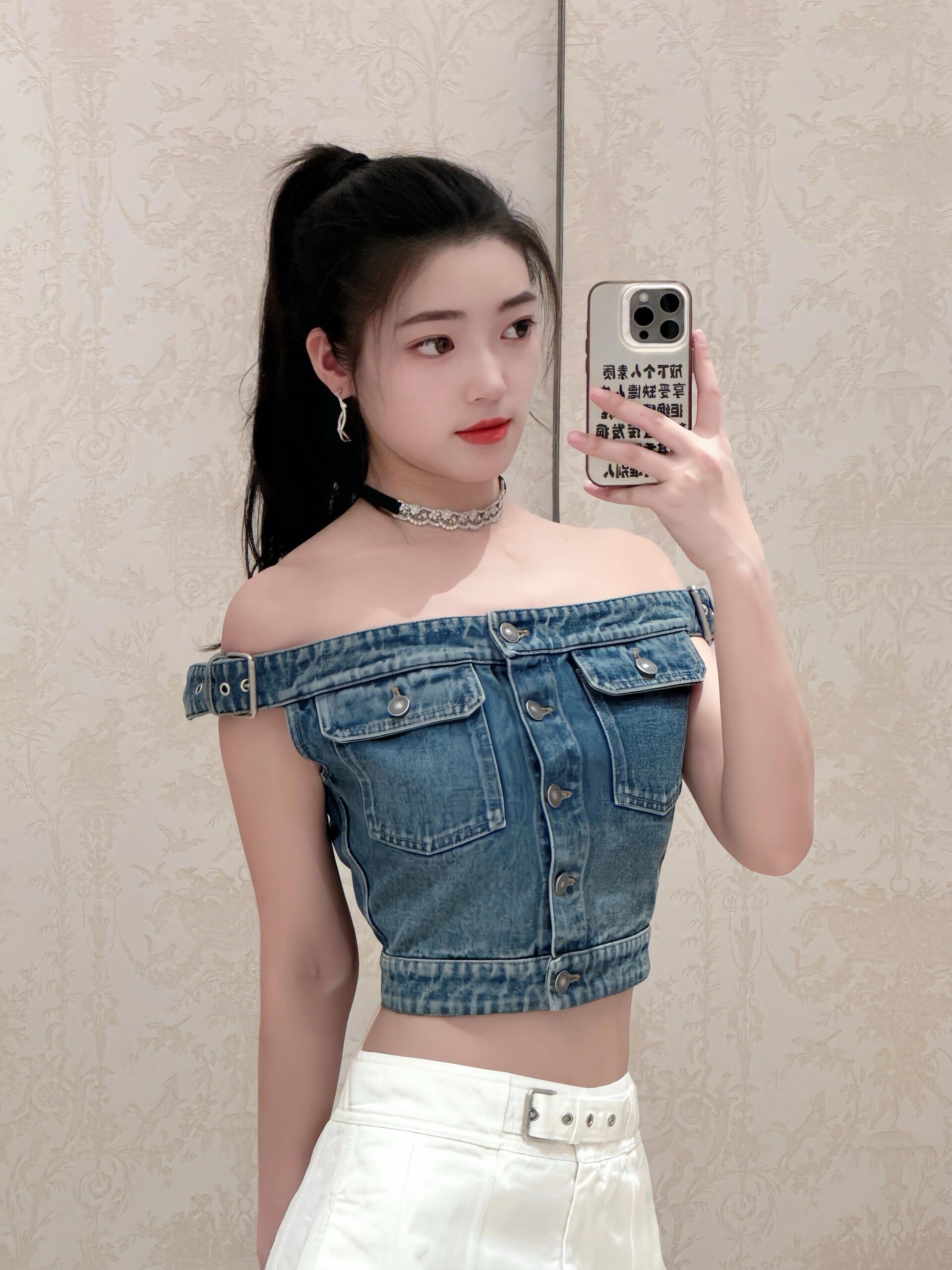 NO:318954,Batch Dio* 25Ss Spring and Summer New Style One-Shoulder Denim Top | Exclusive YB Development!  High-end production!  One-shoulder strapless design CD bee embroidery embellishment fashionable personality Customized washing denim fabric Comfortable and breathable Short style Slim and versatile upper body Sexy and sweet Cool Must-in-One hot girl on sale S/M/L, dior, alexander wang19860909批 Dio* 25Ss春夏新款 一字肩牛仔上衣丨独家yb开发！高版出品！一字肩抹胸设计 CD蜜蜂刺绣点缀 时髦个性 定制水洗牛仔面料 舒适透气 短款版型 上身显瘦又百搭 性感甜酷 辣妹必入 现货发售S/M/L,,dior,alexander wang,Women's clothing