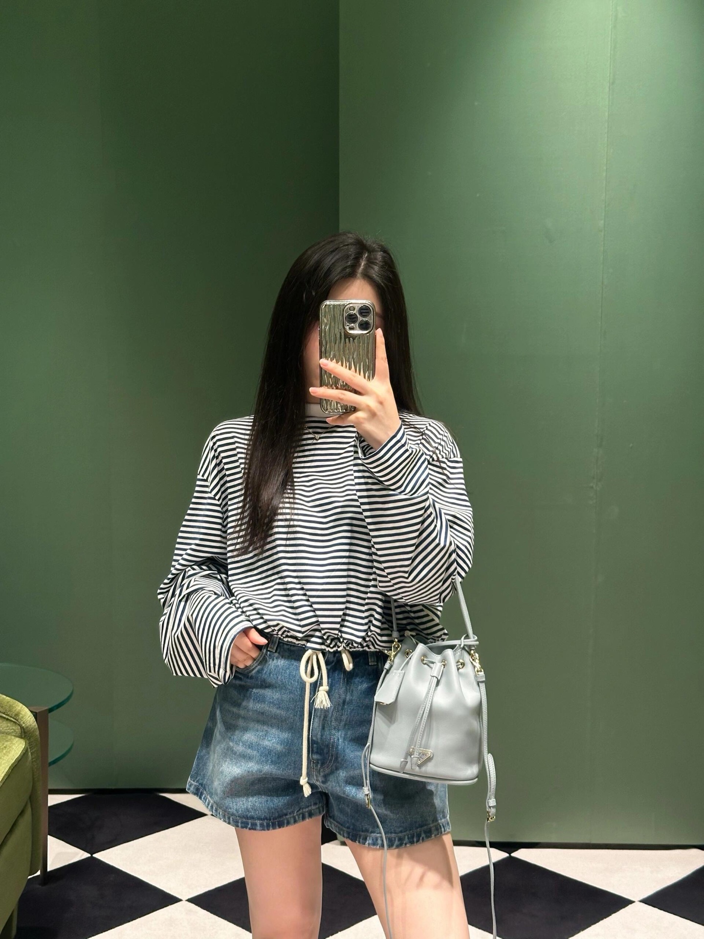 NO:318960,Prad* 25SS Spring and Summer New Style Contrast Striped Letter Embroidered Drawstring Long Sleeve T-shirt | Exclusive yb development!  High-end production!  This cotton plain-patterned T-shirt is made of Oversize tailoring, showing modern charm. It has a loose fit and creates an elegant three-dimensional effect. Recommended for popular products!  S/M/L, prada, versace,tees, t-shirt,alexander wang19860909批 Prad* 25SS春夏新款 撞色条纹字母刺绣抽绳款长袖T恤丨独家yb开发！高版出品！这款棉质平纹T恤采用Oversize剪裁,彰显摩登魅力.宽松版型,塑造优雅的三维立体效果.爆款推荐！现货发售S/M/L,,prada,versace,tees，t-shirt,alexander wang,Women's clothing