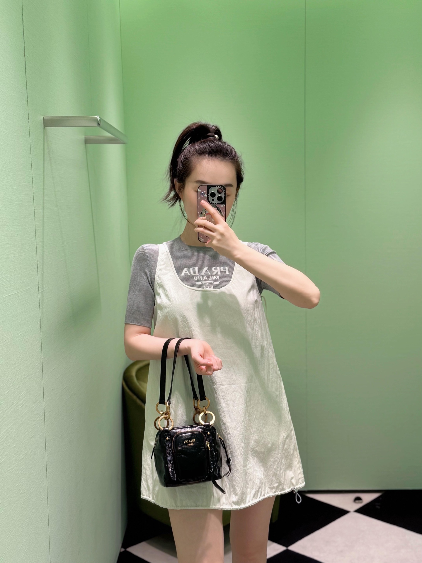 NO:320047,Prad* 25SS Spring and Summer New Drawstring Working Sleeveless Vest Dress丨Exclusive YB Development!  High-end production!  Integrated pullover vest skirt cut loose, comfortable and high tolerance, adjustable rear neckline drawstring to create a wrinkle that echoes the large body, echoing the hem drawstring, forming a casual and relaxed workwear style outfit, effectively improving the brand style, meeting various needs for commuting and dating, and making outfits look more age-reducing and playful. S/M/L, prada, skirts, alexander wang19860909批 Prad* 25SS春夏新款 抽绳工装无袖背心连衣裙丨独家yb开发！高版出品！一体式套头背心裙剪裁 宽松舒适包容度高 可调节后领口抽绳打造褶皱呼应大身 和下摆抽绳呼应 形成休闲松弛感满分的工装风穿搭 有效提升品牌格调 满足通勤约会多种需求 穿搭更显减龄俏皮 现货发售S/M/L,,prada,skirts,alexander wang,Women's clothing