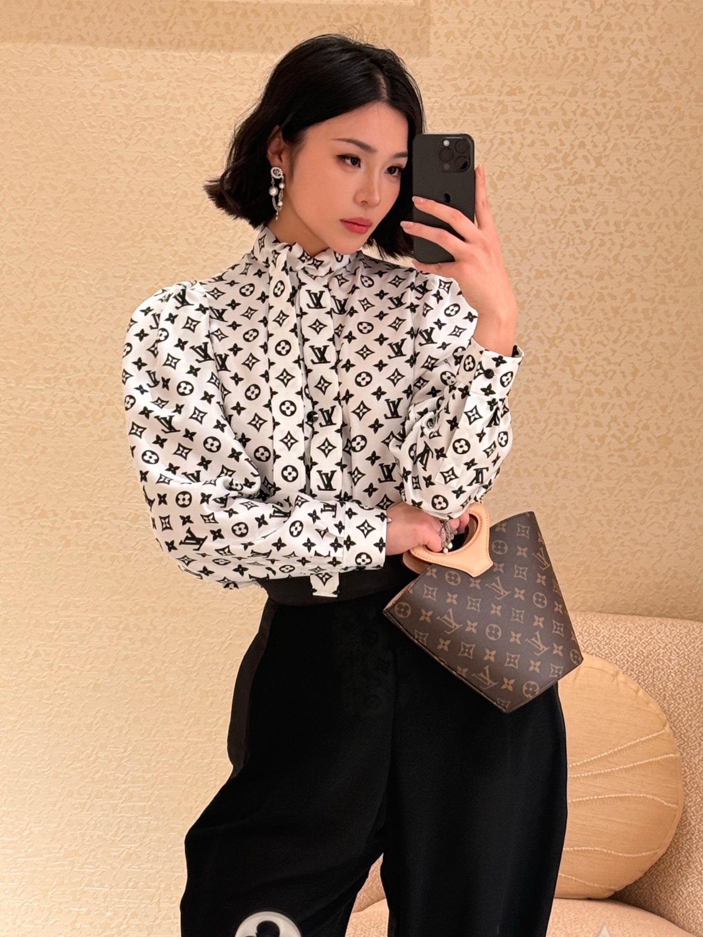 NO:318938,Batch Louis vuitt*n 25SS Spring and Summer New Style Streamer Presbyterian Silk Shirt | Exclusive YB Development!  High-end production!  Streamer neckline, puff sleeve design, classic presbyterian print pattern, black and white color matching, fashionable and high-end custom twill silk fabric, comfortable and skin-friendly, with a sense of gloss, loose style, slim and temperament, daily commuting and date, high-end temperament goddess, on-site S/M/L,,louis vuitton, real silk, alexander wang19860909批 Louis vuitt*n 25SS春夏新款 飘带老花真丝衬衣丨独家yb开发！高版出品！ 飘带系带领口 泡泡袖设计 经典老花印花图案 黑白配色时髦高级 定制斜纹真丝面料 舒适亲肤 自带光泽感 宽松版型 上身显瘦又气质 日常通勤约会上身妥妥高阶气质女神 现货发售S/M/L,,louis vuitton,real silk,alexander wang,Women's clothing