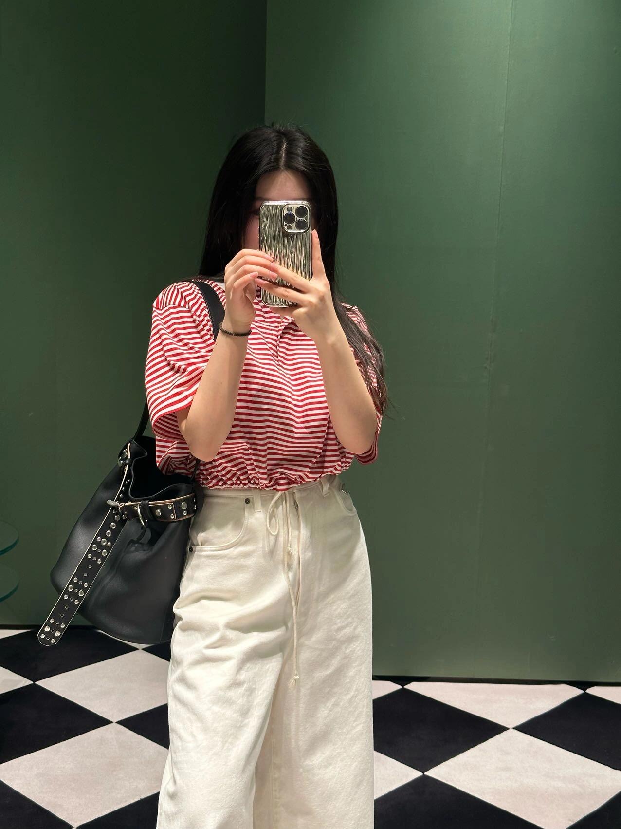 NO:319790,Batch Prad* 25Ss Spring and Summer New Style Contrast Polo Striped Letter Embroidered Drawstring Short Sleeve T-shirt | Exclusive yb development!  High-end production!  This cotton plain-patterned T-shirt is made of Oversize, showing modern charm. The loose fit creates an elegant three-dimensional effect. You can see the quality of workmanship yourself. S/M/L, prada, versace, T-shirt, tees, t-shirt, alexander wang19860909批 Prad* 25Ss春夏新款 撞色Polo条纹字母刺绣抽绳短袖T恤丨独家yb开发！高版出品！这款棉质平纹T恤采用Oversize剪裁,彰显摩登魅力.宽松版型,塑造优雅的三维立体效果.做工品质自己看,现货发售S/M/L,,prada,versace,T-shirt,tees，t-shirt,alexander wang,Women's clothing