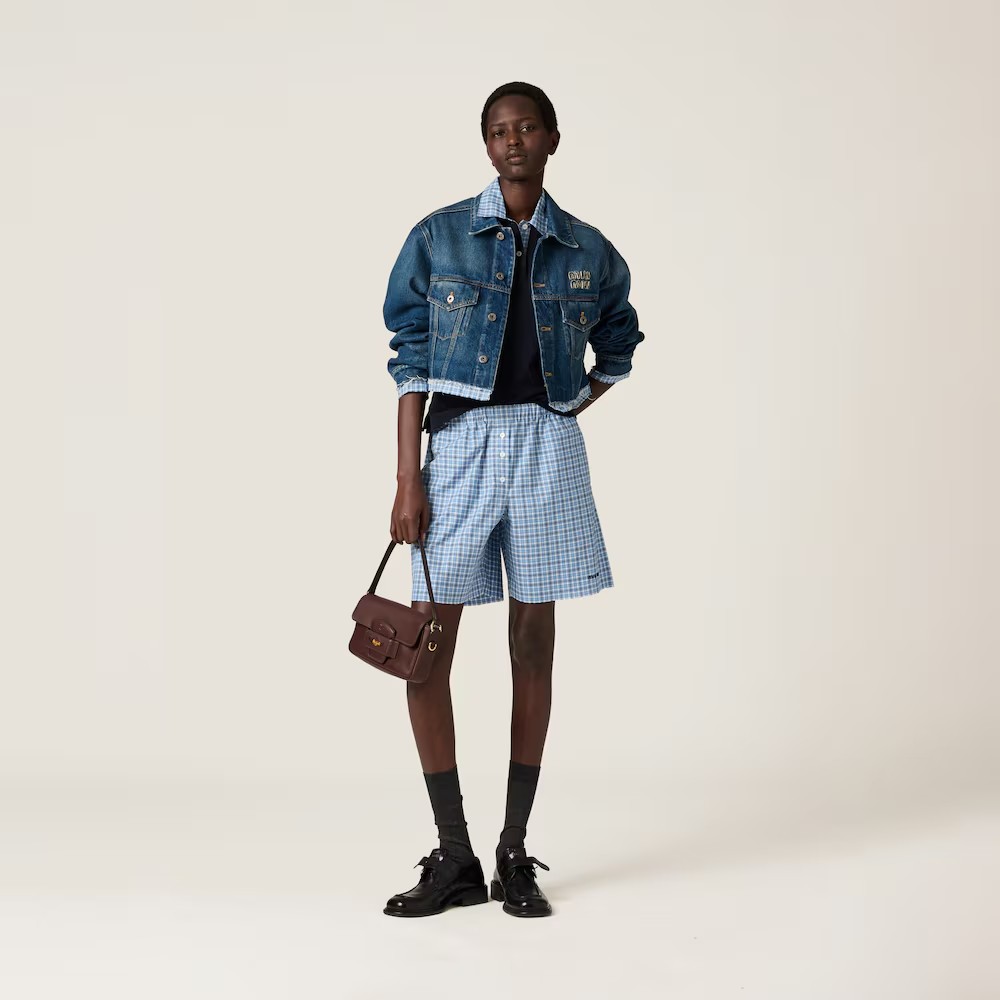 NO:319784,Batch Miumi* 25Ss Spring and Summer New Style Plaid Poplin Textured Boxer Shorts | Exclusive YB Development!  High-end production!  Minimalist letter embroidery decoration, wool on the edges of the trouser legs, retro and clean, pure cotton, breathable fabric, huge and comfortable upper body, looks very good no matter how you wear it, fashionable and versatile, a piece that is suitable for both a capable and strong woman style or a casual and casual style. The workmanship quality is great, and a set of matching is recommended!  S/M/L, miumiu, shorts, alexander wang19860909批 Miumi* 25Ss春夏新款 格纹府绸质感平角短裤丨独家yb开发！高版出品！极简的字母刺绣装饰 裤脚边毛须须裁剪 复古又干净 面料纯棉透气 上身巨舒适 怎么穿都很好看 时尚又百搭 干练女强人风还是休闲随性的风格都适配的一款单品 做工品质都很赞 推荐一套搭配！现货发售S/M/L,,miumiu,shorts,alexander wang,Women's clothing