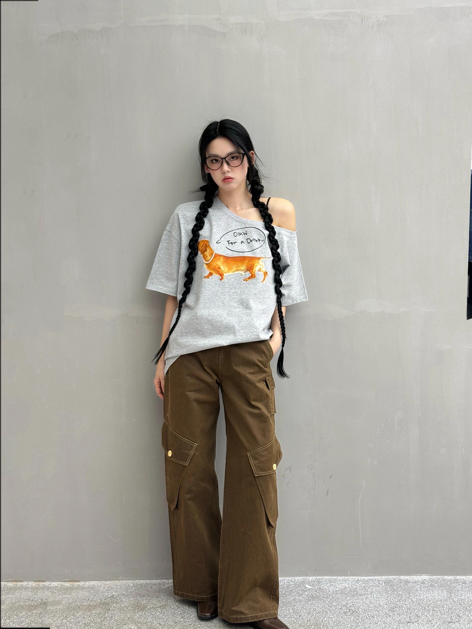 NO:319781,Markgong 25Ss spring and summer new style three-dimensional pearl necklace dachshund printed loose off-shoulder short-sleeved T-shirt | Exclusive yb development!  High-end production!  This T-shirt is made of high-end cotton fabric to ensure comfort and breathability. In terms of design, the off-shoulder tailoring shows an inadvertent sexy and fashionable feeling, while the loose style provides an excellent wearing experience. The printed patterns on the chest are unique, and the inner wear is brilliant and fashionable!  S/M/L, T-shirt,tees,t-shirt,necklace,alexander wang19860909批 Markgong 25Ss春夏新款 立体珍珠项链腊肠犬印花宽松斜肩短袖T恤丨独家yb开发！高版出品！这款T恤采用高级棉质面料,确保穿着的舒适性与透气性.设计上,斜肩剪裁展现了不经意的性感与时尚感,而宽松版型则提供了极佳的穿着体验.胸前的印花图案独具匠心,单穿内搭都出彩时髦！现货发售S/M/L,,T-shirt,tees，t-shirt,necklace,alexander wang,Women's clothing