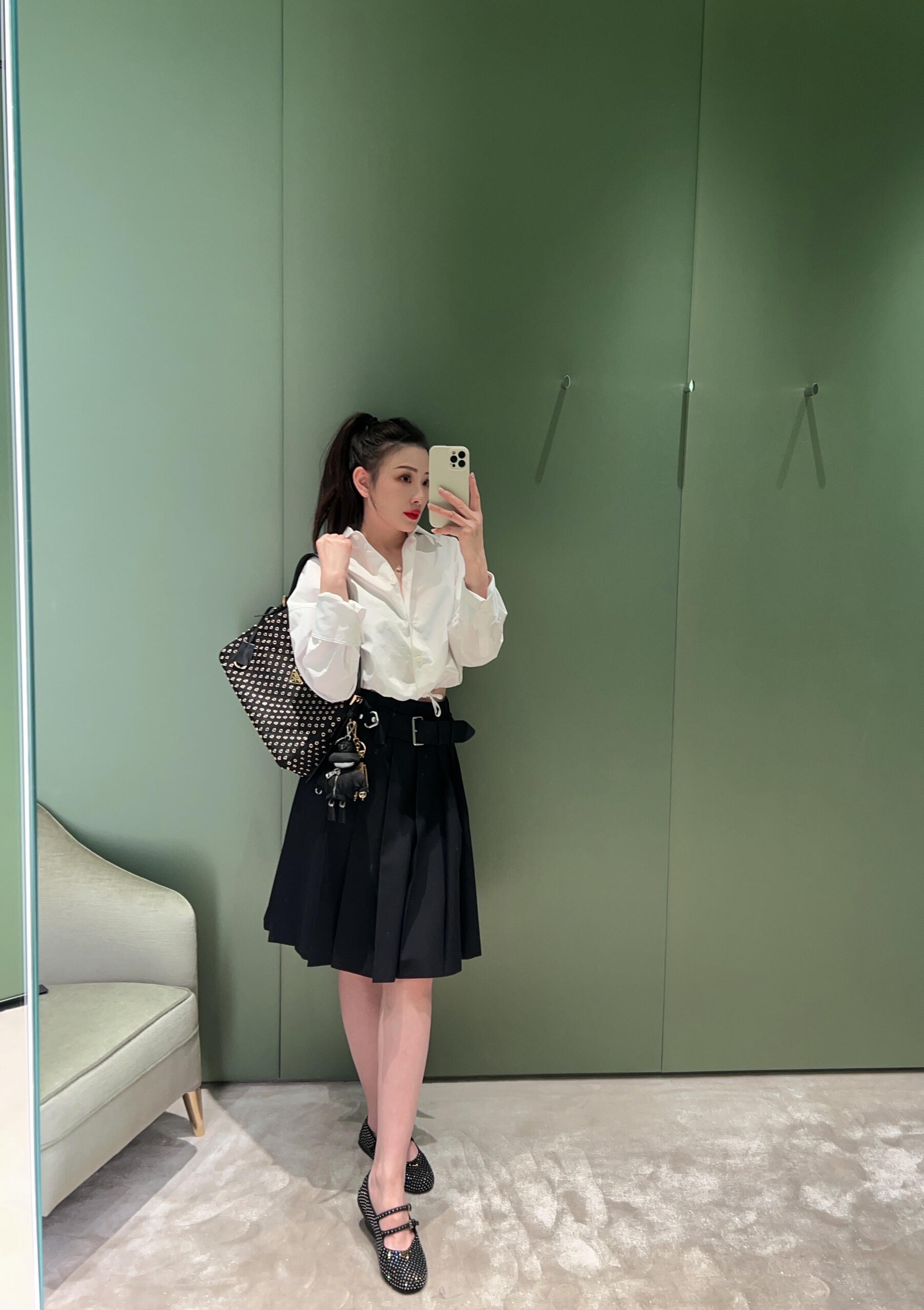 NO:319797,Prad* 25Ss spring and summer new style high-waisted pleated long skirt丨Exclusive yb development!  High-end production!  Fine imitation wool material, full texture, waist decoration is adjusted with a cloth belt, circle metal is integrated to highlight the brand's exclusive high-end texture and style. Rich layers of pleated skirts are lively and elegant, and play a role in modifying the hips and legs. As a versatile item, it looks tall and fashionable. Commuting and daily dates are available in stock. S/M/L, prada, skirts, alexander wang19860909批 Prad* 25Ss春夏新款 高腰百褶长款半身裙丨独家yb开发！高版出品！精仿羊毛材质 质感十足 腰间饰以本布腰带调节 圆圈金属融入 彰显品牌专属的高级质感和格调 层次丰富的百褶裙摆 灵动飘逸 起到修饰胯部和腿形的作用 作为百搭单品 显高又时髦 通勤与日常约会都 现货发售S/M/L,,prada,skirts,alexander wang,Women's clothing