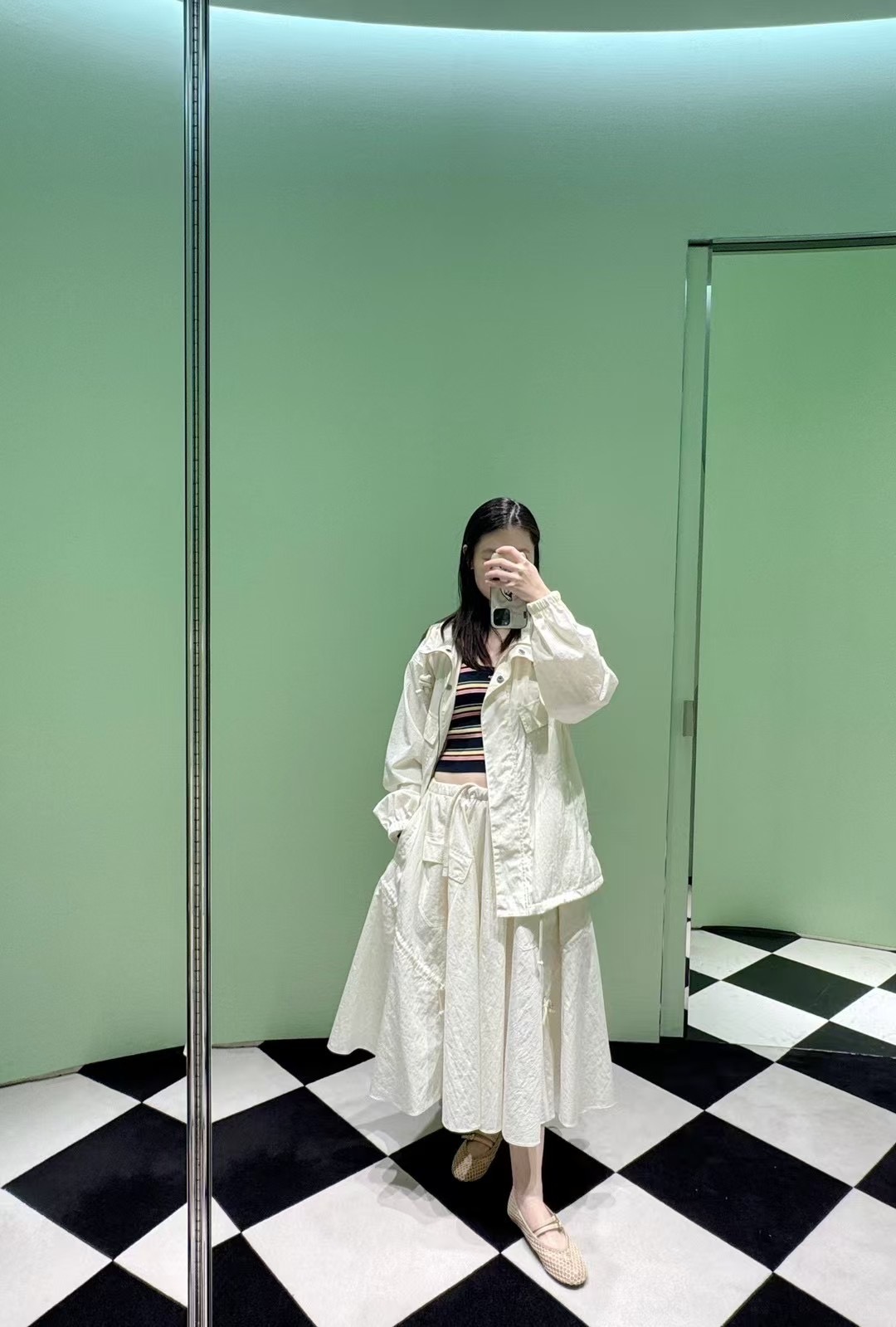 NO:319794,Prad* 25Ss Spring and Summer New Style Drawstring Elastic Waist Umbrella Skirt | Exclusive YB Development!  High-end production!  Imported pleated sunscreen nylon material, lightweight, comfortable and breathable, symmetrical flip pocket decoration, add layering of styling, create a casual and relaxing outfit, adjust a variety of skirt and hem shapes with drawstrings, meet various needs for commuting and dates, the iconic triangle logo embellishment of the back waist, highlight the brand tone, surface auxiliary material development, umbrella skirt style cut, extremely tolerant to the figure, can be matched with the same series of hooded jackets, complete outfits make it more playful and age-reducing. S/M/L, prada, skirts, jackets & coats,hats, alexander wang19860909批Prad* 25Ss春夏新款 抽绳松紧腰伞状半裙丨独家yb开发！高版出品！进口褶皱防晒尼龙材质 轻薄舒适透气 沿用对称翻盖口袋装饰 增添造型层次感 打造休闲松弛感穿搭 配合抽绳松紧调节出多种裙摆造型 满足通勤约会多种需求 后腰标志性三角徽标点缀 彰显品牌调性 面辅料开发 伞状半身裙版型剪裁 对身材包容度极高 可搭配同系列连帽外套 成套穿搭更显俏皮减龄 现货发售S/M/L,,prada,skirts,jackets & coats,hats,alexander wang,Women's clothing