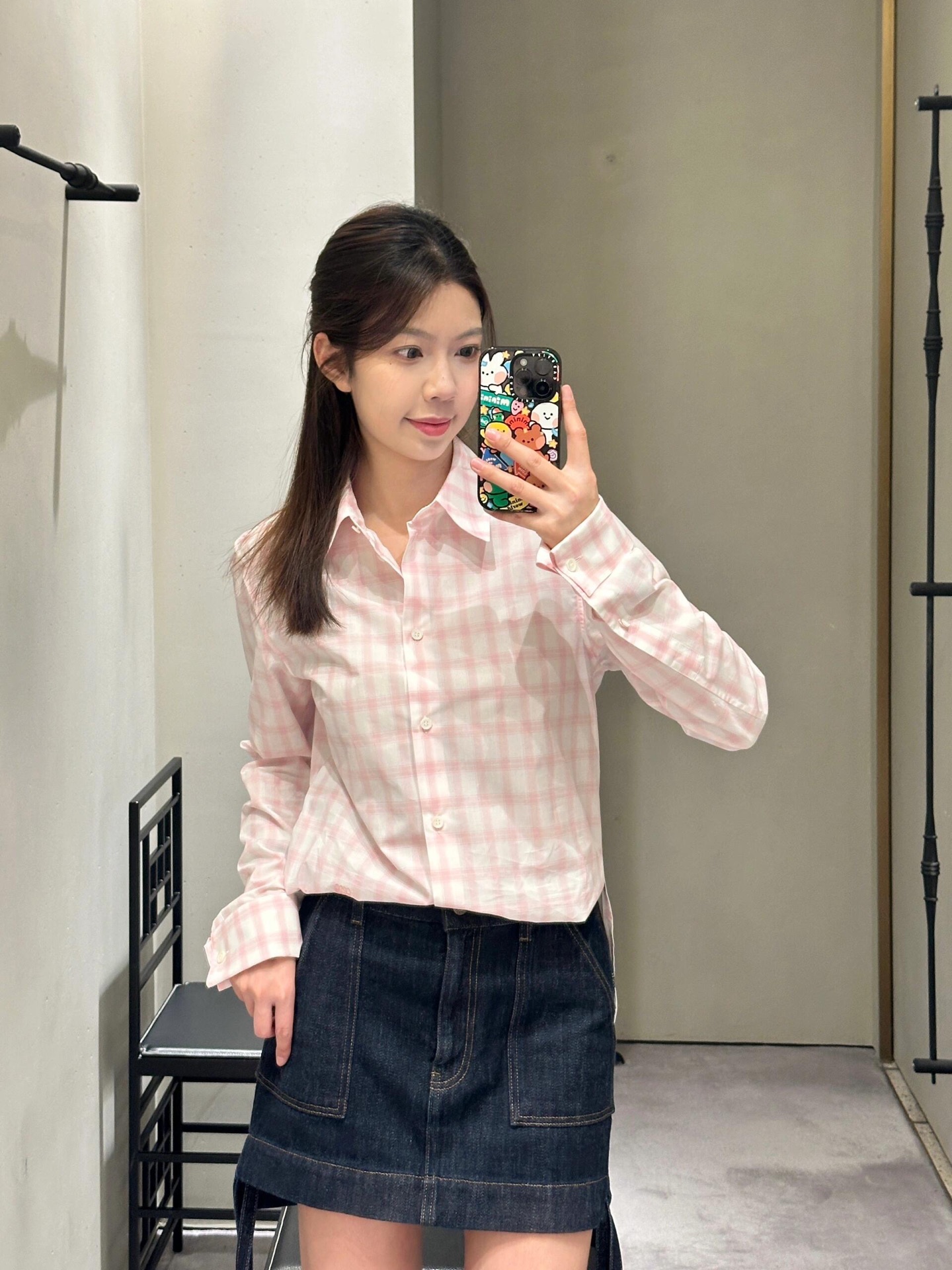 NO:319786,Loew* 25Ss Spring and Summer New Style Pink Checker Shirt丨Exclusive High-Performance Production!  Imported fixed-woven plaid pure cotton fabric, light and comfortable texture, asymmetrical hem, French cuffs are closed with buttons, three-dimensional tailoring, classic style that is not picky for people, huge slim on the upper body, fresh and sweet and elegant!  S/M/L, loewe,shirts,alexander wang19860909批 Loew* 25Ss春夏新款 粉色格纹衬衫丨独家高版出品！进口定织色织格纹纯棉面料 质感轻盈舒适 不对称下摆 法式袖口采用纽扣闭合 立体剪裁经典版型不挑人上身巨显瘦 清新甜美气质十足！现货发售 S/M/L,,loewe,shirts,alexander wang,Women's clothing