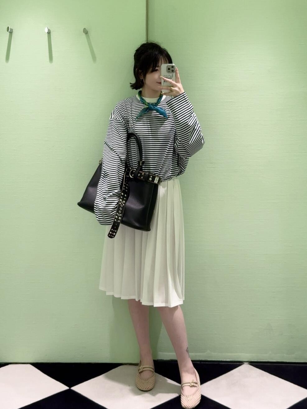 NO:319780,Prad* 25Ss early spring new style elastic waist pleated skirt丨Exclusive high-end production!  The customized version shows a sense of high-end and casualness. A visual feast. A versatile item that must be bought in all seasons. It has a great texture and is full of lazy style. The goddess must be a magical tool!  The style is versatile and not picky. It stretches the line proportions and makes the upper body beautiful!  The quality of workmanship depends on the details!  S/M/L, prada, skirts, alexander wang19860909批 Prad* 25Ss早春新款 松紧腰百褶半裙丨独家高版出品！定制版型尽显高级随意感 视觉盛宴 四季必入的百搭单品 质感巨好,慵懒范儿十足 女神必入神器！版型百搭不挑人 拉长线条比例 上身美的不要不要的！做工品质看细节！现货发售S/M/L,,prada,skirts,alexander wang,Women's clothing