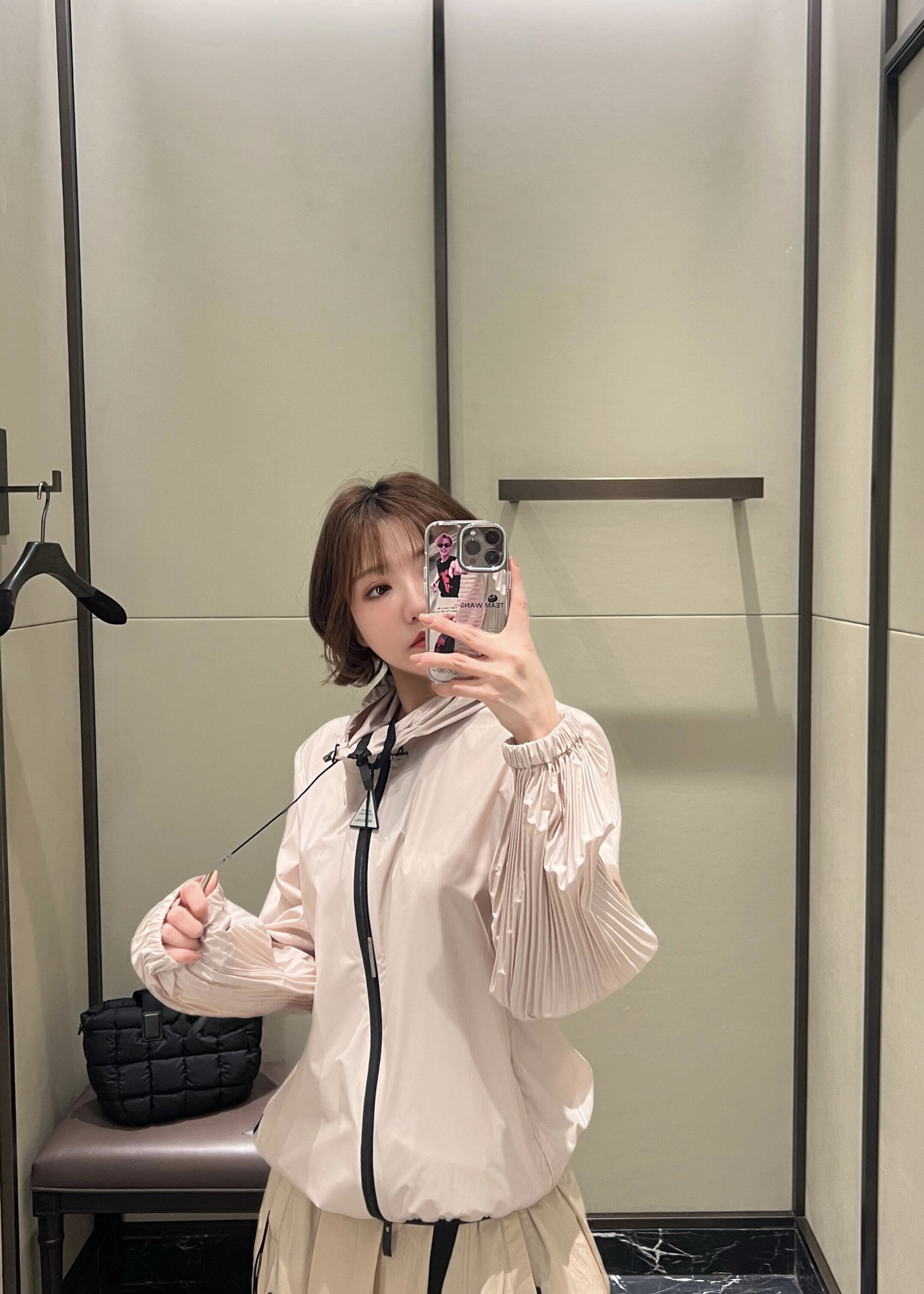 NO:319770,Batch Moncle* 25Ss Spring and Summer New Panat Zipper Hooded Jacket | Exclusive High-end Production!  The contrasting texture is used to create a distinct effect, injecting a soft and beautiful atmosphere into the practical design. The pleated elements on the sleeves and the back add a refined style. This item is suitable for wearing on all occasions and can easily create urban life or outdoor leisure styles. The texture is light and equipped with a functional coating, soft, comfortable and breathable, and it will not be stuffy at all, and the texture is first-class!  Loose style, sexy and versatile enough. Must-have sunscreen style. It is very stylish when wearing it. S/M/L is available in stock. Jackets & coats, jackets & coats, hats, alexander wang19860909批 Moncle* 25Ss春夏新款 Panat拉链连帽夹克外套丨独家高版本出品！采用对比纹理形成鲜明效果,为实用设计注入柔美气息.衣袖和背面的褶裥元素增添精致格调.这款单品适合各种场合穿着,可轻松打造城市生活或户外休闲造型.质地轻盈,配有功能性涂层,柔软舒适透气,完全不会闷,质感一流！宽松版型,有个性感又足够百搭 日常防晒凹造型必备 实穿很有范儿 现货发售S/M/L,,jackets & coats,jackets & coats,hats,alexander wang,Women's clothing