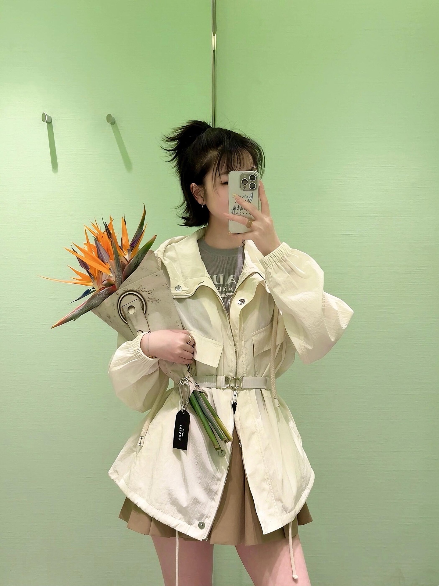 NO:319766,Prad*25Ss spring and summer new style hooded zipper jacket jacket | Exclusive yb development!  High-end production!  Classic triangle mark on the back, customized YB imported environmentally friendly and protective material, process treatment, three-dimensional and stylish, hooded drawstring zipper jacket, markless and glue-pressed front, high-quality, matched with a custom belt, lit up fashionable shape, ready-made lines, crisp and stylish, simple and stylish, elastic cuffs, easy to control fashionable shapes, custom face accessories, different from the market currency-approved version ~ There are also skirts in the same series to match!  !  S/M/L, prada, skirts, jackets & coats, jackets & coats, hats, alexander wang19860909批 Prad*25Ss春夏新款 连帽拉链夹克冲锋衣外套丨独家yb开发！高版出品！后背经典三角标 定制YB进口环保防嗮材质 工艺处理 立体有型 连帽抽绳拉链外套 前襟无痕压胶处理 品质上乘 搭配定制腰带 点亮时尚造型 成衣线条造型 挺括有型 简约不失时尚感 袖口松紧 无论是户外探险还是日常出行 都能轻松驾驭时尚造型 定制面辅料 区别市面通货认准版本 ~还有同系列半裙可搭配！！现货发售S/M/L,,prada,skirts,jackets & coats,jackets & coats,hats,alexander wang,Women's clothing