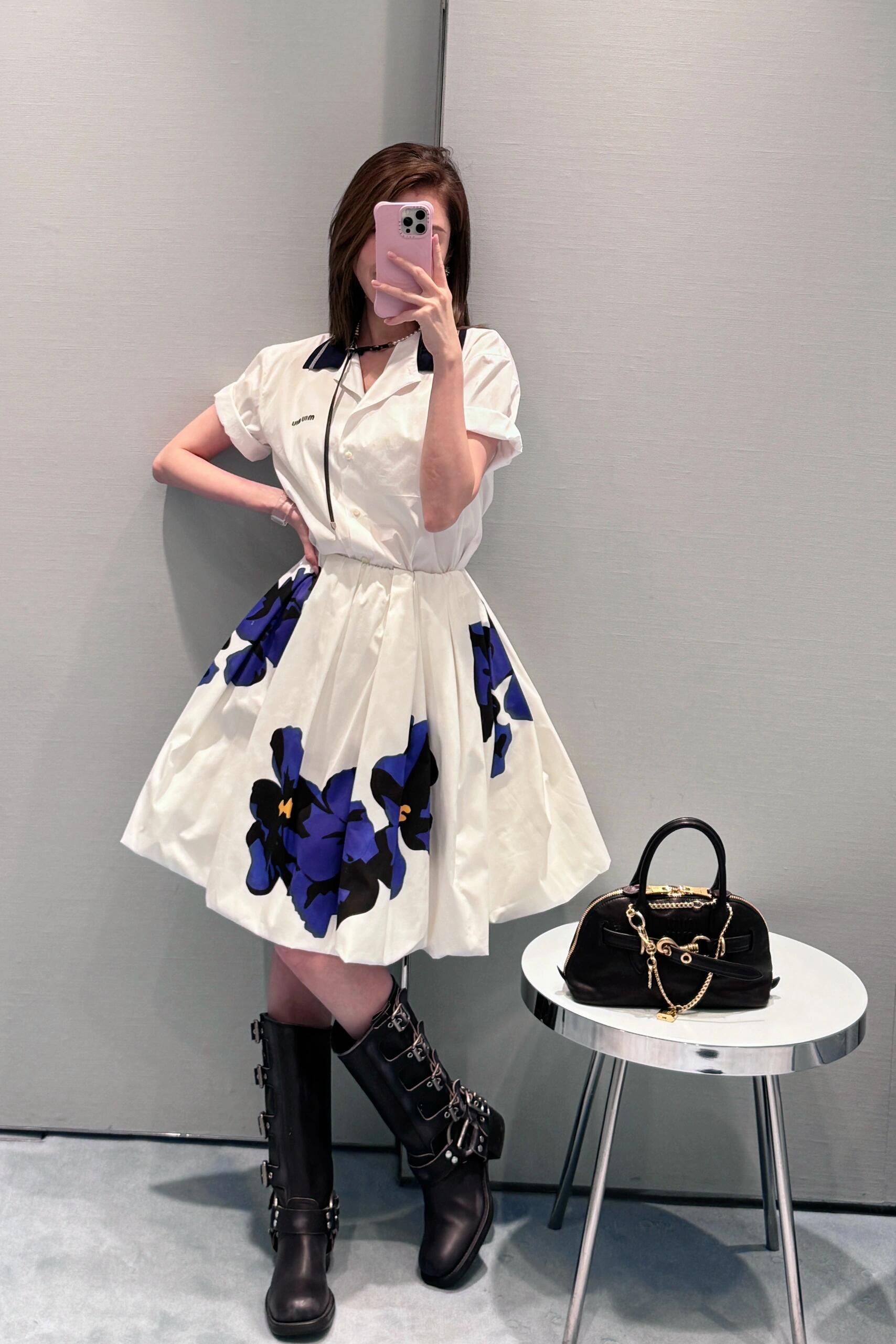 NO:319776,Batch Miumi* 25Ss early spring new style letter logo patch floral print skirt丨Exclusive high-end version!  Original custom pure cotton printed fabric, multi-layer pleated craftsmanship, the whole skirt is thick and upright, and the upper body is full of three-dimensionality. Walking on the street is like being on a show!  S/M/L, miumiu, skirts, alexander wang19860909批 Miumi* 25Ss早春新款 字母徽标贴布花朵印花半身裙丨独家高版本出品！原版定制纯棉印花面料,多层褶皱工艺整件半裙厚重挺拔,上身立体感十足,走在街上犹如置身秀场！现货发售S/M/Ｌ,,miumiu,skirts,alexander wang,Women's clothing