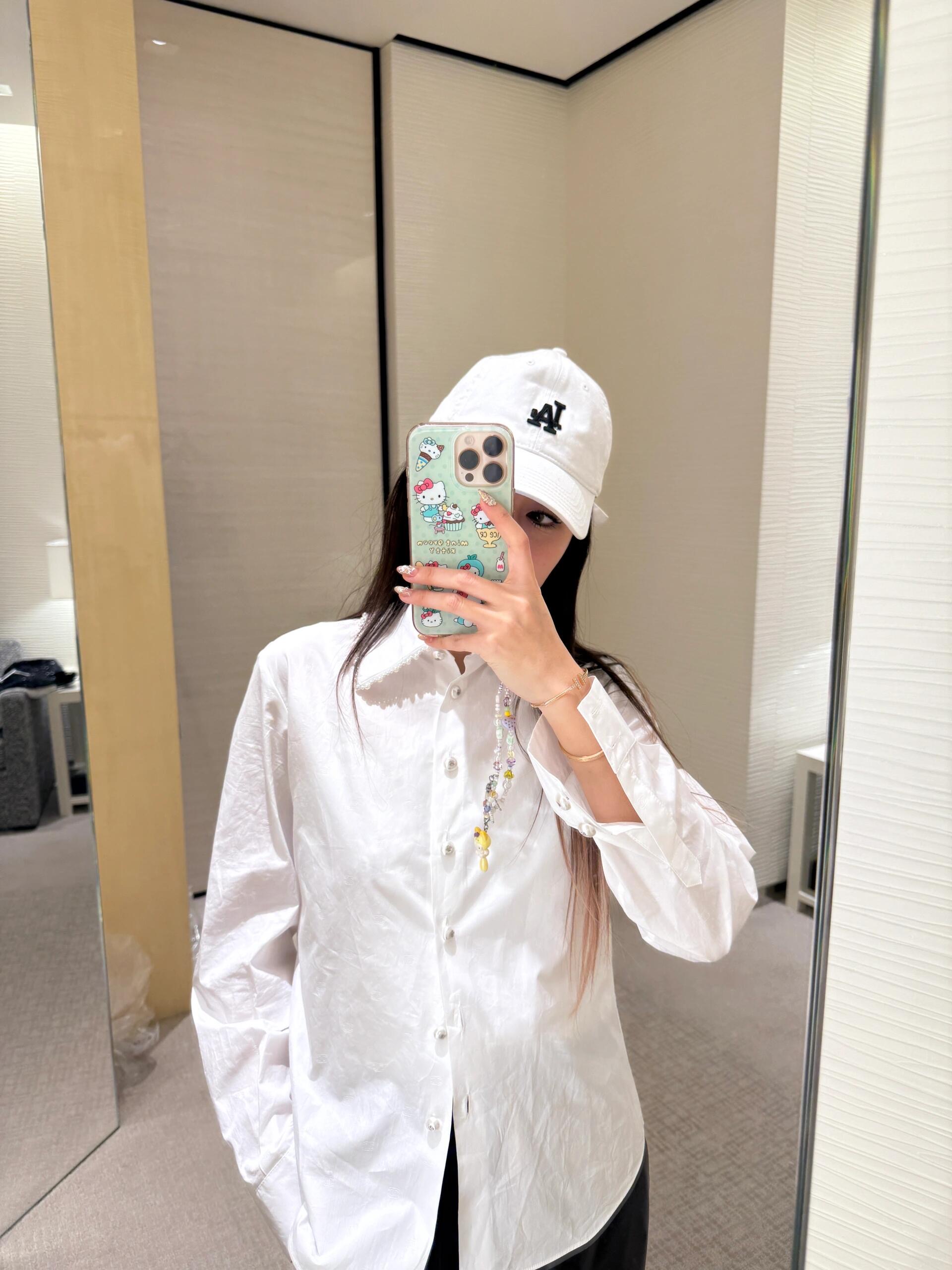 NO:319801,Chan*l 25p spring and summer new style, dark pattern logo pearl trim white shirt丨Exclusive yb development!  High-end production!  Customized heavy-duty full logo dark pattern cotton fabric, basic shirt style, collar decoration size and different specifications of pearl trim are very exquisite, the front closure has a molded logo pearl button opening and closing, the collar, cuffs and large body are very well-proportioned, straight and smooth, meticulous, and exquisite inside and outside!  The daily style of matching skirts and pants is effortless and super recommended!  S/M/L, chanel, skirts,shirts,alexander wang19860909批Chan*l 25p春夏新款 暗纹logo珍珠饰边白衬衫丨独家yb开发！高版出品！定制的重磅满logo暗纹棉质面料,基础款的衬衫版型,领边装饰大小不同规格珍珠饰边很精致,前襟开模logo珍珠扣子开合,衣领、袖口、大身走线都非常匀称,笔直流畅,一丝不苟,里里外外都很精致！日常搭配半裙裤子时髦的毫不费力,超级推荐！现货发售S/M/Ｌ,,chanel,skirts,shirts,alexander wang,Women's clothing