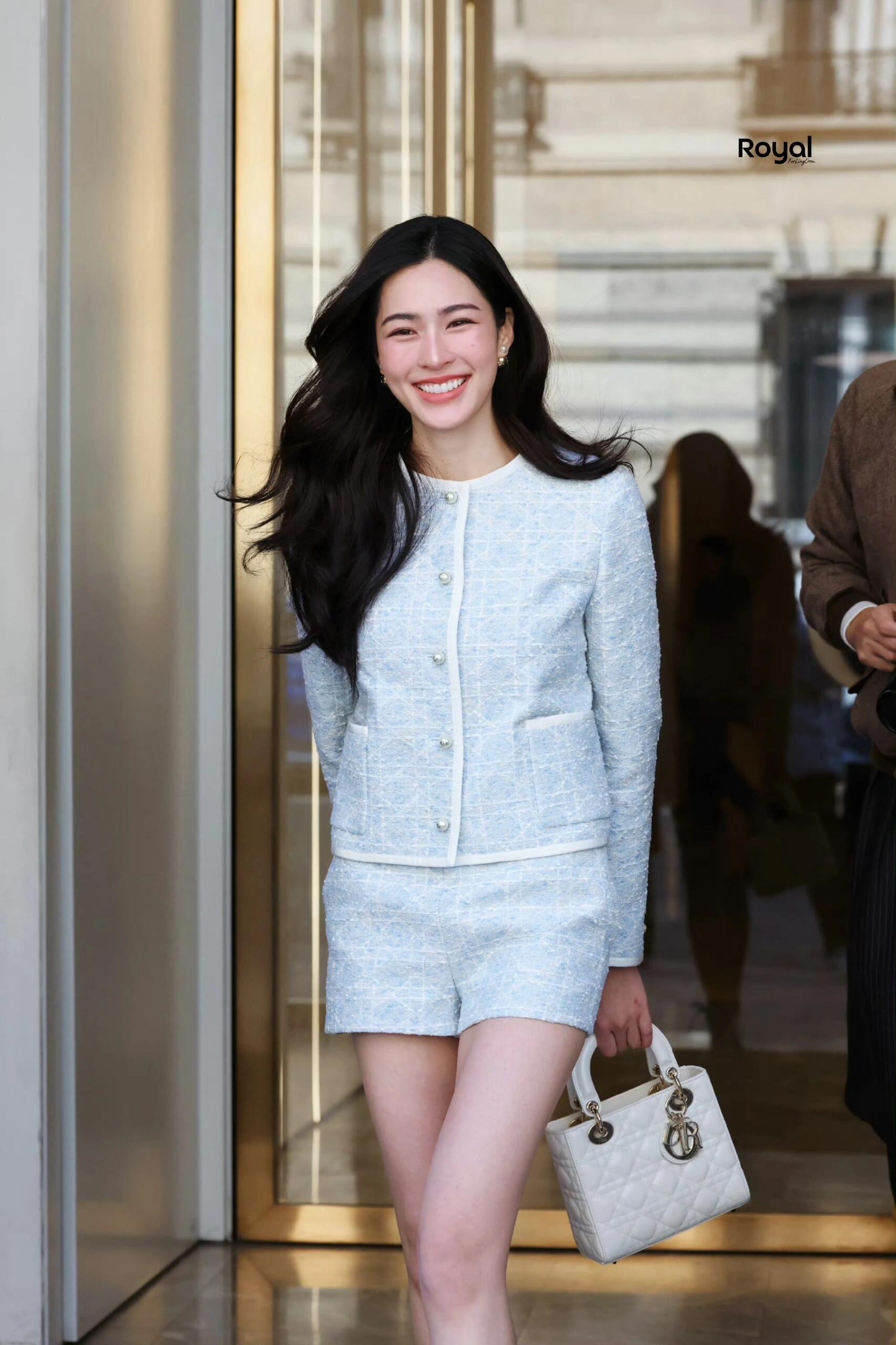 NO:320043,Jacket batch Skirt batch Dio* 25Ss early spring new style rattan checked series round neck long sleeve jacket shorts set | Exclusive high-end version production!  The super large rattan plaid highlights the texture with unique effect. Basic version. Classic CD pearl buckle decoration. The upper body is huge and fashionable. Any figure can be easily controlled. It can be mature, steady and elegant and gentle. Original custom-made large goods. Imported yarn fabrics. Special weaving technology. Workmanship quality depends on details!  S/M/L, dior, skirts, shorts, jackets & coats, alexander wang19860909外套批 半裙批 Dio* 25Ss早春新款 藤格纹系列圆领长袖外套短裤套装丨独家高版本出品！超大藤格纹突显纹理效果别具一格 基础版型 经典CD珍珠扣装饰 上身巨洋气 任何身材都能轻松驾驭 即可成熟稳重又可优雅温婉 原版定制大货 进口纱线面料 专格织造工艺 做工品质看细节！现货发售S/M/L,,dior,skirts,shorts,jackets & coats,alexander wang,Women's clothing