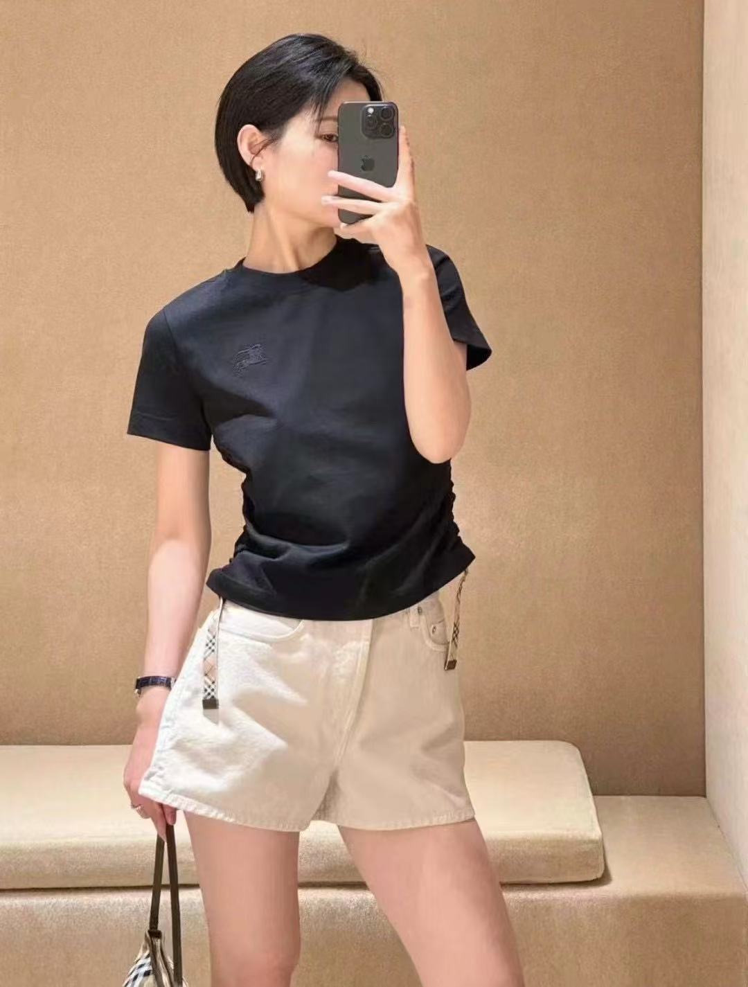 NO:335108,Burb*rry 25Ss spring and summer new product, waist-closing drawstring plaid decorative cotton round neck short-sleeved T-shirt | Exclusive yb development!  High-end production!  The low-key daily life is not without the fashionable plaid decoration and wrinkle waist, which is very suitable for this year's fashion trend. It's so easy to wear~ the style really shows off your figure!  Barbie on earth is just like this!  Must enter must be entered!  S/M/L, Burberry, T-shirt,tees, t-shirt,alexander wang19860909Burb*rry 25Ss春夏新品 收腰抽绳格纹装饰棉质圆领短袖T恤丨独家yb开发！高版出品！低调日常又不失时髦感格纹装饰褶皱收腰,非常贴合今年的流行趋势ins博主风满满的真的太好穿啦～版型真的巨显身材！人间芭比也不过如此！必入必入！现货发售S/M/L,,burberry,T-shirt,tees，t-shirt,alexander wang,Women's clothing