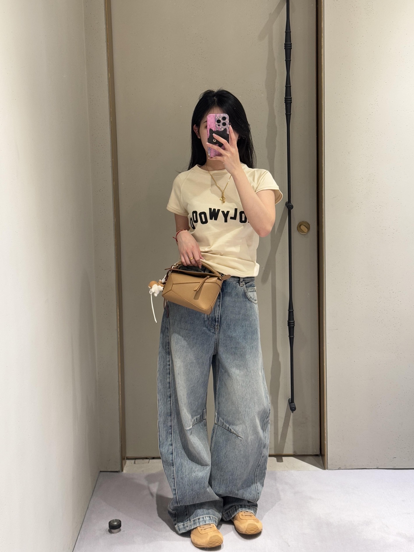 NO:320033,Loew* 25Ss Spring and Summer New Style Retro Wash Blue Tanning Scythe Jeans | Exclusive High-end Production!  Imported denim has a strong skin-skinned and customized active washing process, conical wide-leg design is awesome!  The classic style is not picky and versatile and fashionable!  Super slim on the upper body!  The imported washing cowboy fabric has a wide and stylish texture!  Highly recommended single items, customized leather hardware accessories, workmanship quality depends on the details!  S/M/L, loewe, jeans, alexander wang19860909批 Loew* 25Ss春夏新款 复古洗水蓝丹宁镰刀牛仔裤丨独家高版出品！进口牛仔筋骨感十足定制活性洗水工艺,锥形阔腿设计上身A爆啦！经典版型不挑人百搭又时髦！上身超显瘦！进口洗水牛仔面料质感挺阔有型！强烈推荐单品,定制皮牌五金配件 做工品质看细节！现货发售S/M/L,,loewe,jeans,alexander wang,Women's clothing