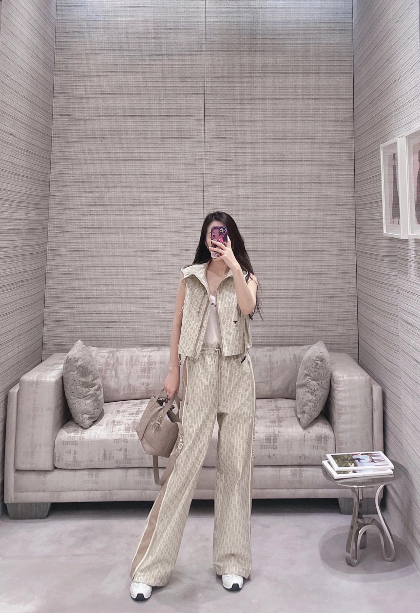 NO:320031,Batch Dio* 25Ss early spring new style new style jacquard drawstring wide-leg trousers丨Exclusive yb development! High-end production! The logo jacquard style has always been popular. It not only has its own aura, but also unexpectedly neutralizes girls with different styles and temperaments, making your personality more distinctive, charming, sexy and courageous and cool. It has its own printing background, full logo plus partial jacquard. Once you accept this unique setting, you will feel that it looks better and better, and it has more magic, making people unable to move your eyes away. S/M/L, dior, alexander wang19860909批 Dio* 25Ss早春新款 新花色提花抽绳阔腿长裤丨独家yb开发！高版出品！logo提花款一直备受热捧,不仅自带气场 还意外的中和了不同风格脾性的妹纸,让你的个性气质更加鲜明,娇媚性感不失果敢颯气之风度 自带印花底蕴,满logo加上局部提花 一旦接受了它的这种独特设定,就会觉得它越看越好看,更有种魔力,让人挪不开眼睛.现货发售S/M/L,,dior,alexander wang,Women's clothing