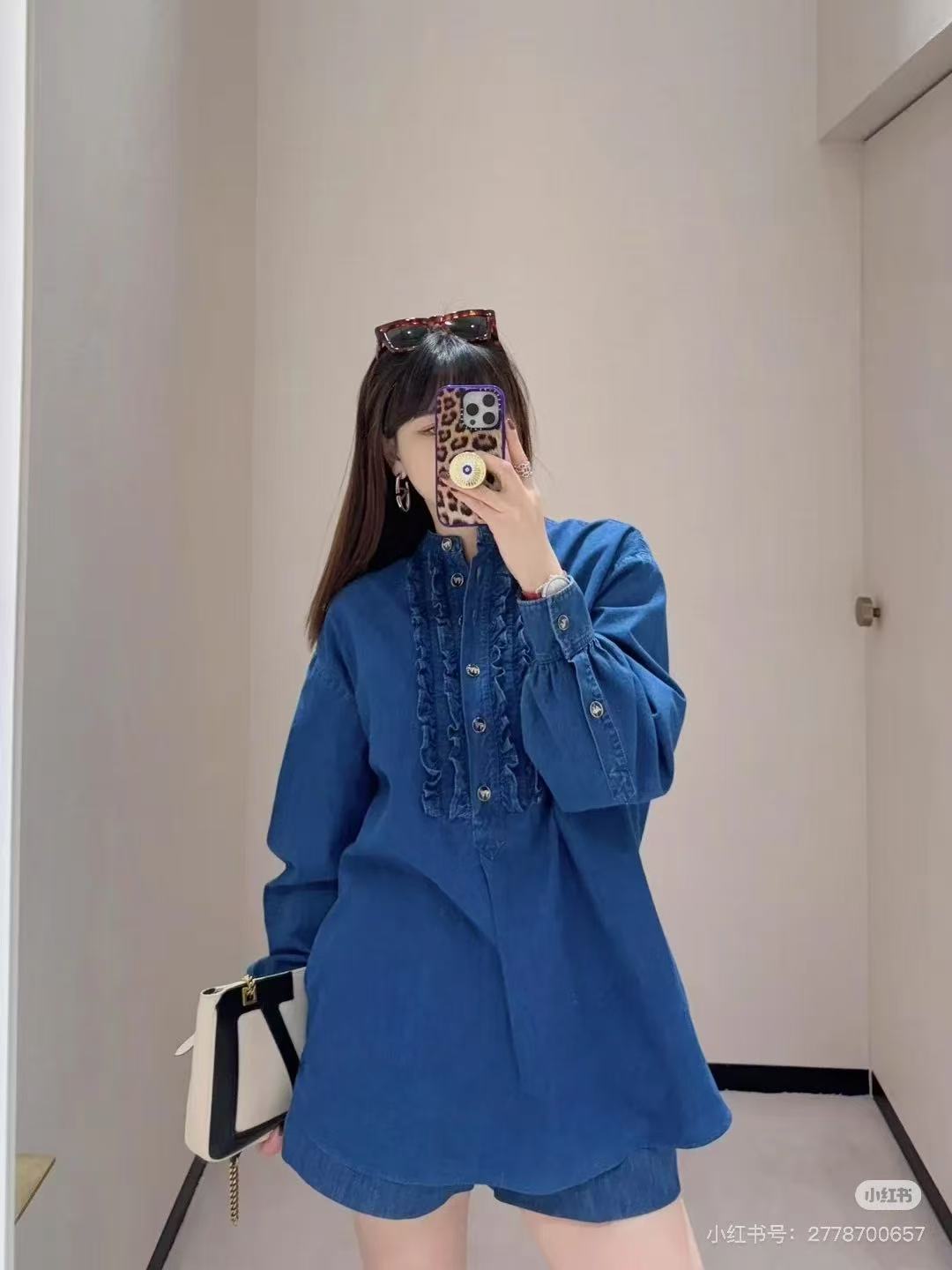 NO:320022,Batch Valentin* 25Ss Spring and Summer New Style Retro Palace Style Pleated Lace Denim Shirt丨Exclusive High-edition Production!  The lace positioning of the chest is stripped and pleated. The Danny denim washing fabric is comfortable. The customized oil-dripping metal buckle has an elegant and gorgeous feeling. The H-shaped version is loose and not picky. It is particularly hiding and eye-catching. The age-reducing girl's temperament is so beautiful that she has no friends. The workmanship quality depends on the details!  S/M/L, valentino,shirts,alexander wang19860909批 Valentin* 25Ss春夏新款 复古宫廷风压褶花边牛仔衬衫丨独家高版出品！胸前花边定位打条压褶工艺 丹尼牛仔洗水面料质感舒适 定制滴油金属扣自带优雅华丽感 H型版型宽松不挑人 特别藏肉又吸睛 减龄少女气质上身美到没朋友 做工品质看细节！现货发售S/M/L,,valentino,shirts,alexander wang,Women's clothing