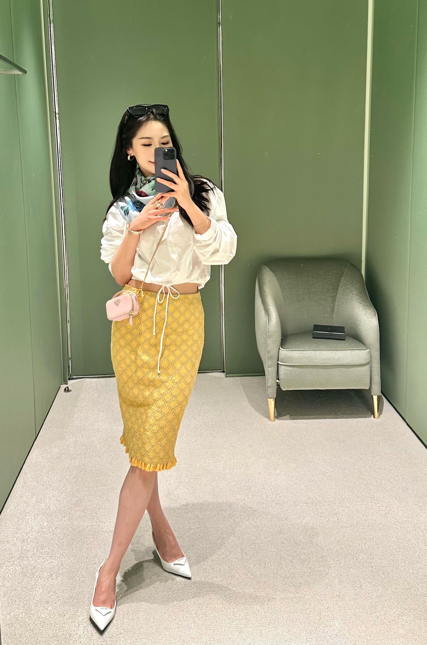 NO:320019,Prad*25Ss spring and summer new style, white short drawstring long-sleeved T-shirt | Exclusive high-end production!  Pure cotton material has a comfortable and delicate texture, neat and loose cut, short style, vertical cut at waist, combined with the design of this cloth drawstring, adjust at will to achieve a waist-hugging effect, highlighting the proportional advantages of short upper and long lower. Triangular logo decoration is added between the back collar. The brand texture is full of exquisite atmosphere, and the exquisite moment is the basic model that can be controlled on daily commuting and vacation. The quality of workmanship depends on the details!  S/M/L, prada,tees, t-shirt,alexander wang19860909批Prad*25Ss春夏新款 白色短款抽绳长袖T恤丨独家高版出品！纯棉材质质感舒适细腻 裁剪利落宽松版型 腰间短款立裁 配合本布抽绳系带设计 随意调节起到收腰效果 更凸显上短下长的比例优势 后领间增加三角徽标装饰 品牌质感充满精致气息 精致度瞬间 日常通勤度假都可驾驭的基础款 做工品质看细节！现货发售S/M/L,,prada,tees，t-shirt,alexander wang,Women's clothing