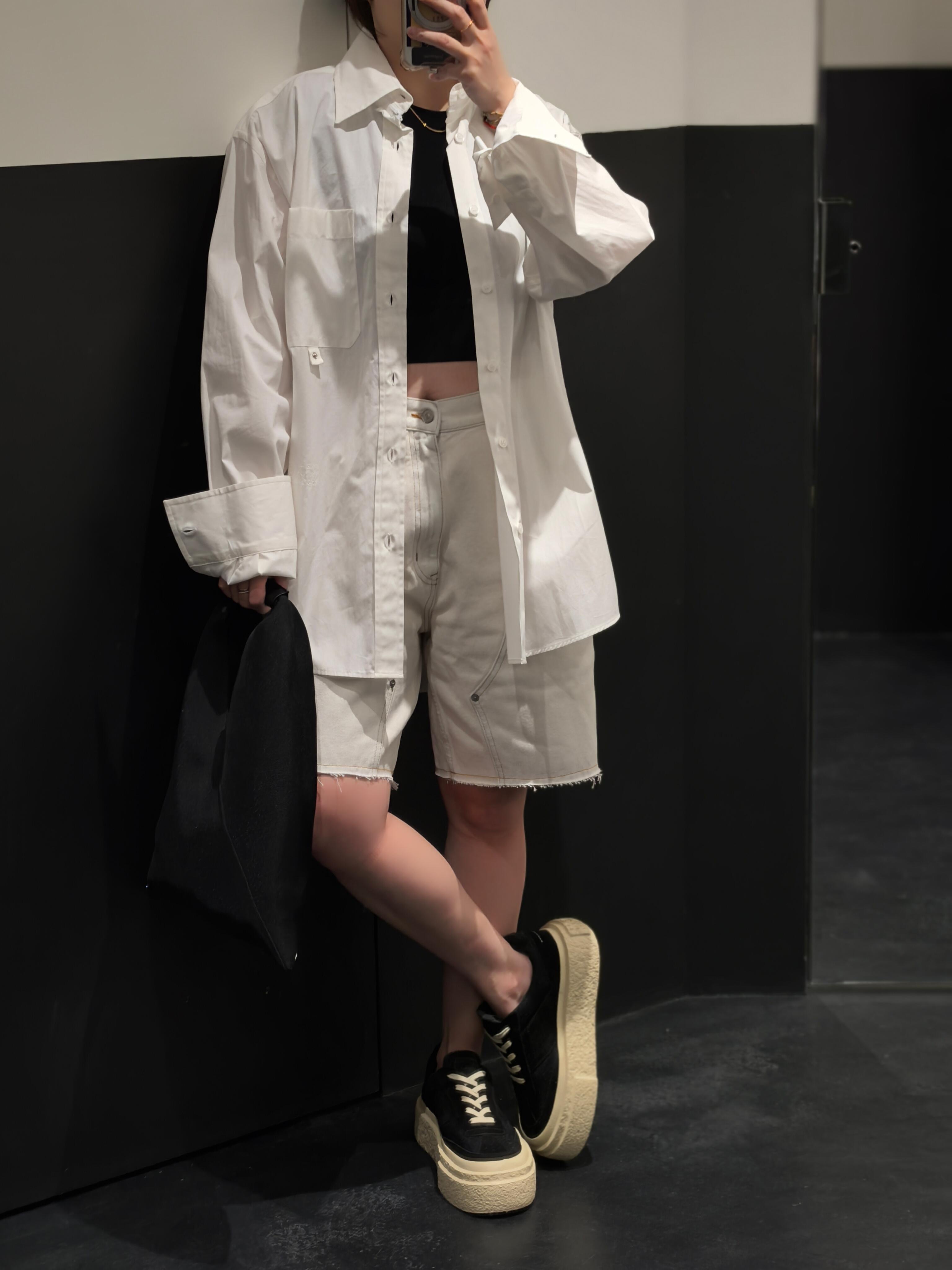 NO:320011,Maison Margiel* 25Ss Spring and Summer New Commuter Five-Centimeter Bee White Denim Shorts | Exclusive High Edition Production!  These pants are easy to wear! Real name Amway!  The clean and neat loose style has a casual and unruly street laziness. The cool and straight-tube style covers the flesh and makes you look slimming. The legs are decorated while adding a retro work feel. The handsome feeling of walking is styled. You must have a place to contract your various tops and raise your waistline, so that the smaller one can also wear a three-seven-six-six-sized body proportion!  My sisters closed my eyes and rushed forward!  S/M/L, shorts,alexander wang19860909批Maison Margiel* 25Ss春夏新款 通勤五分米白色牛仔短裤丨独家高版出品！这条裤子好穿程度实名安利！干净利落的宽松版型 自带随性不羁的街头慵懒感 又酷又飒直筒的版型遮肉显瘦 修饰腿部的同时增加复古工装感 走路都带风的帅气感必须拥有一席之地承包你的各种上衣搭配抬高腰线 让小个子也能穿出三七分身材比例！姐妹们都给我闭眼冲！现货发售 S/M/L,,shorts,alexander wang,Women's clothing