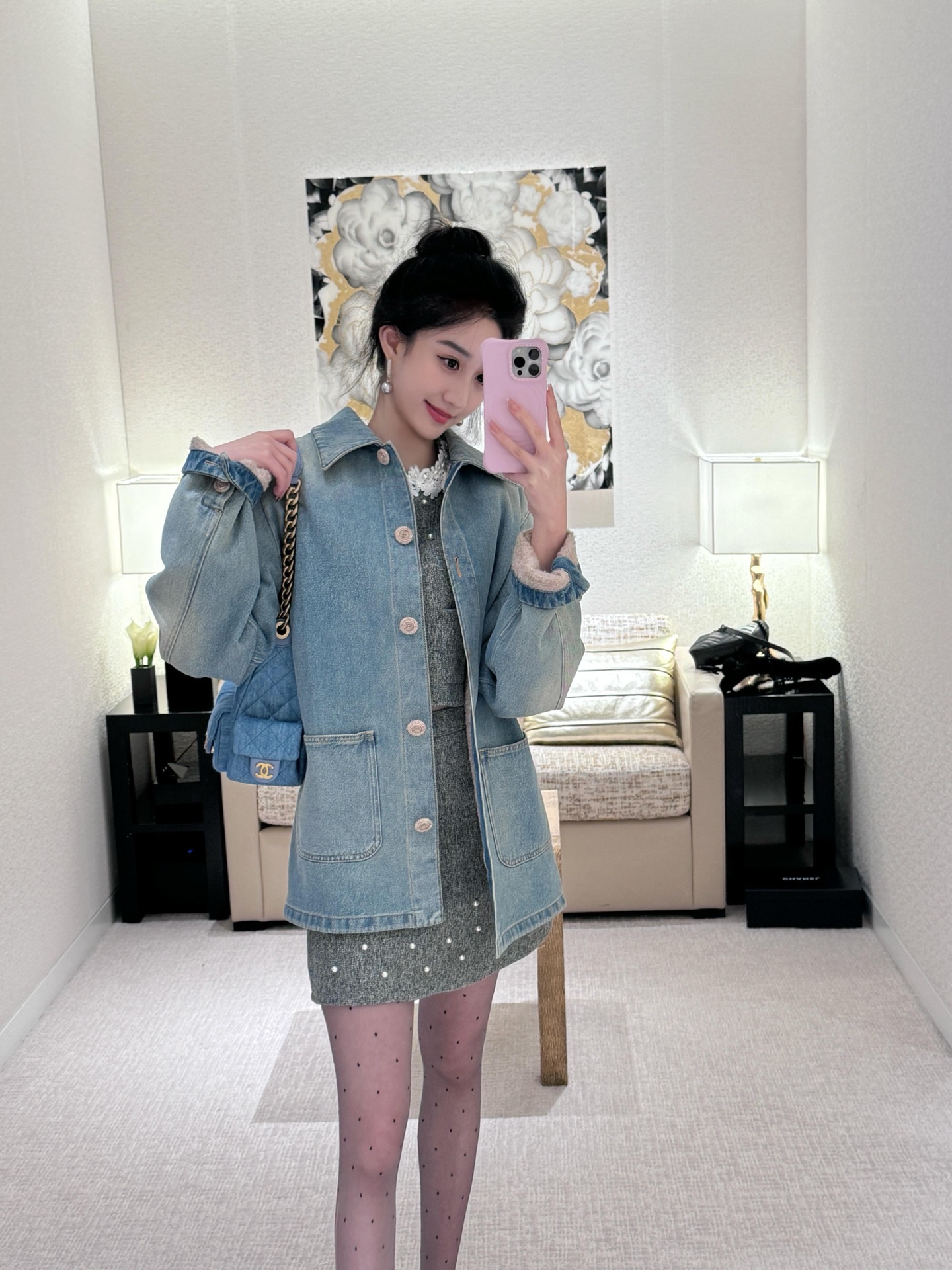 NO:320007,Batch Chane* 25C ​​early spring new style gradient wash water coated denim shirt jacket | Exclusive yb development!  High-end production!  The light blue tone shows freshness, classic denim material, paired with unique double C powder buckle decoration, exquisite and beautiful. The loose style is comfortable and versatile to wear, and it can easily create a casual and high-end look. It is a fashionable item that enhances the taste of the outfit. The details are impeccable, and it must be included in the comparative powder!  S/M/L, chanel, jackets & coats, alexander wang19860909批 Chane* 25C早春新款 渐变洗水涂层牛仔衬衣外套丨独家yb开发！高版出品！浅蓝色调尽显清新,经典牛仔材质,搭配独特双C粉扣装饰,精致好看.宽松版型,穿着舒适又百搭,轻松打造出休闲又高级的造型,是提升穿搭品味的时尚单品.细节无可挑剔,支持对比香粉必入！现货发售 S/M/L,,chanel,jackets & coats,alexander wang,Women's clothing
