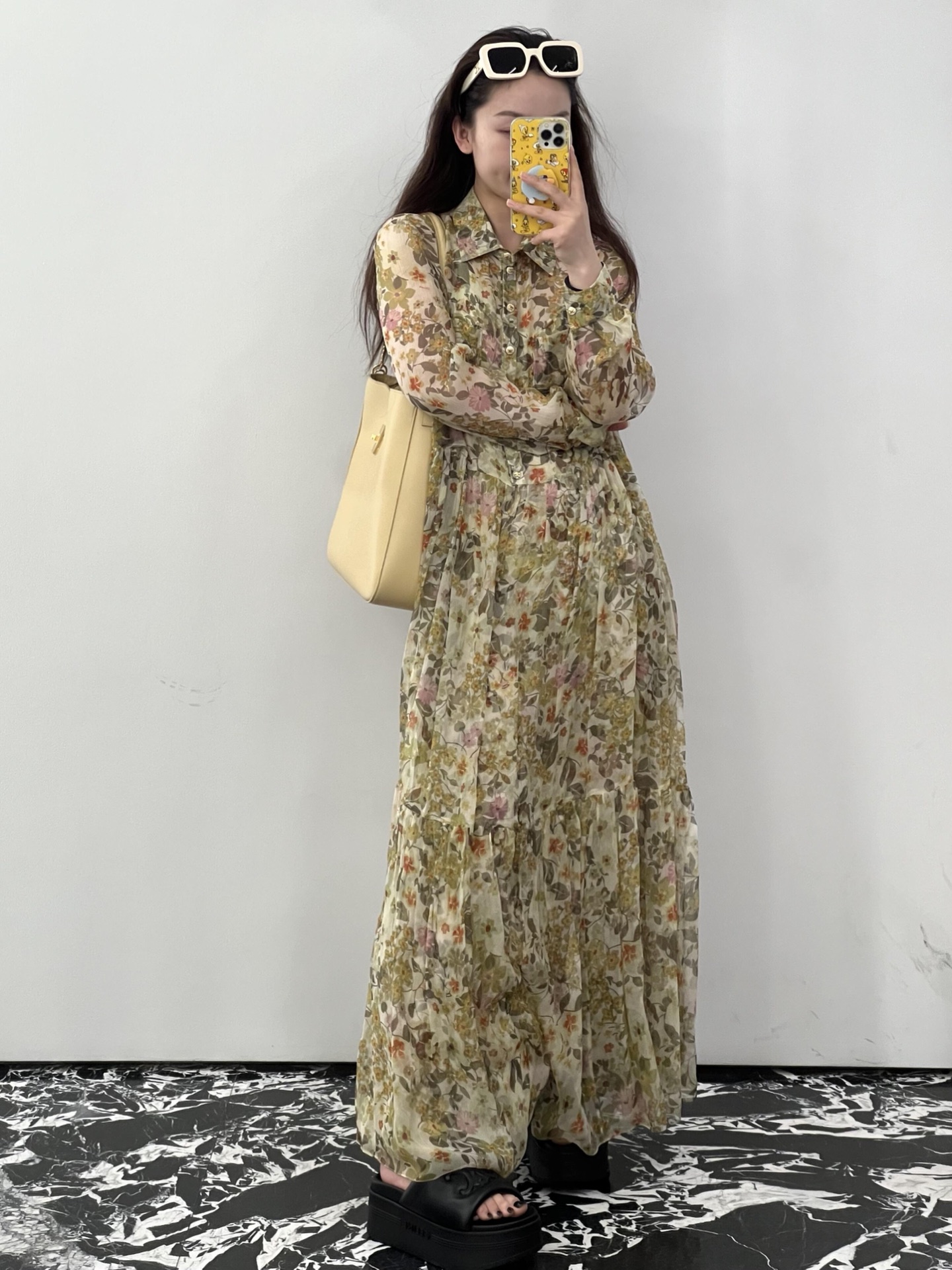 NO:320005,Cellin* 25Ss Spring and Summer New Floral Dresses | Exclusive High-end Production!  The romance of spring must be given by floral skirts!  Inspired by the spring garden, yellow and pink flowers bloom in full bloom, with low color saturation, neither vulgar nor exaggerated, and gentle and romantic upper body!  It is equipped with a suspender and a print on the clothes. The upper body is hazy and slightly transparent, and it is not transparent, so it is basically acceptable!  Very suitable for vacation, check-in and take photos!  S/M/L, celine, skirts, alexander wang19860909批 Celin* 25Ss春夏新款 碎花连衣裙丨独家高版出品！春日的浪漫一定是碎花裙给的！以春日花园为灵感,黄粉色花朵烂漫铺开,配色饱和度低,不艳俗不浮夸,上身温柔浪漫！里面配了吊带,加上衣服上的印花,上身是朦胧微透感,不透肉,基本都能接受！非常适合度假游玩打卡拍照！现货发售 S/M/L,,celine,skirts,alexander wang,Women's clothing