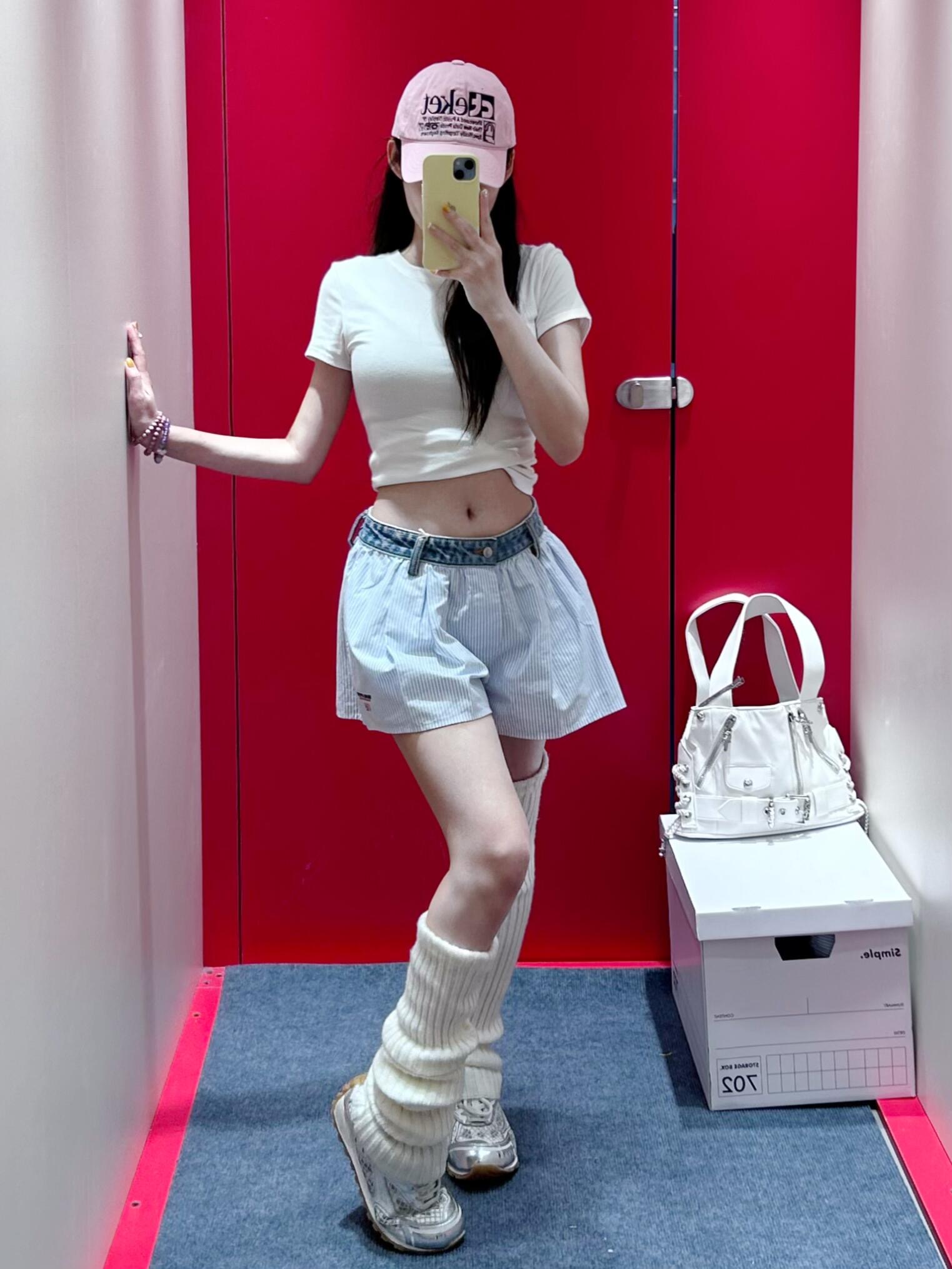 NO:319996,Alexand*r wang 25Ss spring and summer new style striped denim spliced ​​letters high-waist shorts | Exclusive yb development!  High-end production!  High-waist denim splicing design is used, blending the iconic wide-leg pants style tailoring to create a three-dimensional silhouette. The double-layer pleated details on the front enhance the layering, showing the exquisite tailoring process, and optimizing the leg lines. Decorated with denim-style button belts, paired with button placket opening and closing, easy to put on and take off, and both practicality and design sense. The side oblique pockets increase convenience, making the casual style more practical and practical~ S/M/L, shorts, alexander wang is available in stock19860909批 Alexand*r wang 25Ss春夏新款 条纹牛仔布拼接字母高腰短裤丨独家yb开发！高版出品！采用高腰牛仔布拼接设计,融合标志性的阔腿裤版型剪裁,打造立体廓形.正面双层褶裥细节增强层次感,展现精致剪裁工艺,同时优化腿部线条.饰有牛仔风格纽扣腰带,搭配纽扣门襟开合,方便穿脱,实用性与设计感兼具.侧面斜插口袋增加便捷性,让休闲风格更具实穿价值～现货发售S/M/L,,shorts,alexander wang,Women's clothing