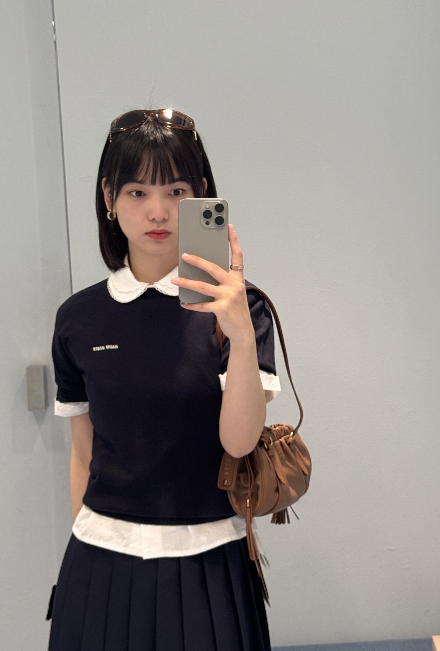 NO:319998,Batch Miumi*25Ss Spring and Summer New Micro Label Short-Sleeve Knitted Top | Exclusive YB Development!  High-end production!  The classic slim tailoring and round neck design, and the ragdoll sleeve structure cleverly embodies the shoulder line, giving the wearer a smooth shoulder contour and improving freedom of movement. The round neck design not only enhances the wearability, but also adds a low-key and exquisite feeling. The waist-hugging cut highlights the waist curve and matches the eye-catching white brand logo on the chest to inject a sense of exquisiteness into the overall shape. S/M/L is available in stock, miumiu, T-shirt, alexander wang19860909批 Miumi*25Ss春夏新款 微标短袖针织上衣丨独家yb开发！高版出品！经典的修身剪裁与圆领设计,插肩袖结构巧妙修饰肩线,赋予穿着者流畅的肩部轮廓,同时提升活动自由度.圆领设计不仅增强了实穿性,更增添了一份低调的精致感.收腰剪裁凸显腰部曲线,搭配胸口醒目的白色品牌logo,为整体造型注入精致感,现货发售S/M/L,,miumiu,T-shirt,alexander wang,Women's clothing