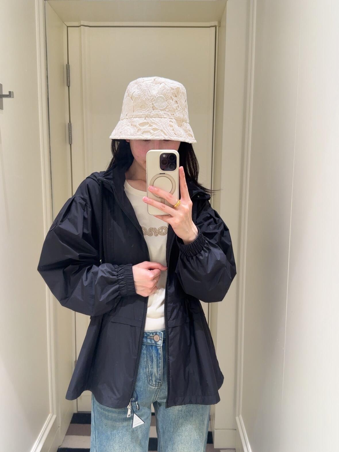 NO:320039,Batch Moncl*25Ss Spring and Summer New Product Lightweight Nylon Hooded Jacket | Exclusive High-end Production!  The sleeves are made of pleated elements and the waist-hugging A design is casually adjusted to create a casual and casual fashionable style. It is versatile and not picky!  S/M/L, Jackets & coats,hats,alexander wang19860909批 Moncl*25Ss春夏新品 轻盈尼龙连帽外套丨独家高版出品！袖子大身采用压褶元素细节,收腰小A设计腰部抽绳随性调节,打造随性休闲的时髦版型.百搭不挑人！现货发售 S/M/L,,jackets & coats,hats,alexander wang,Women's clothing