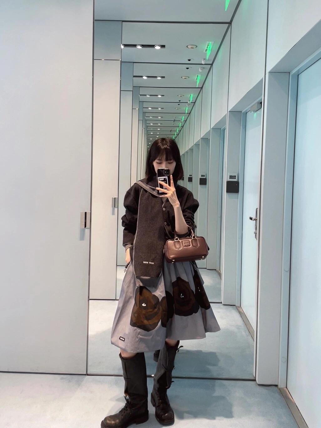 NO:320023,Batch Miumi*25Ss Spring and Summer New Style, High-end Gray Floral Flower Birth Skirt | Exclusive High-end Production!  Style flower bud short skirt is made of poplin cotton silhouette double-sided three-dimensional fabric, the length is just right, it won't mop the floor or it won't be too short. It is elegant and convenient to wear. Four season matching style. On-site S/M/L,,miumiu, skirts, alexander wang19860909批 Miumi*25Ss春夏新款 高级感灰色花卉花苞半身裙丨独家高版出品！范儿的花苞短裙 选用府绸棉廓形双面立体面料打造,长度刚好不会拖地也不会太短 穿起来既优雅又方便 四季搭配款 现货发售 S/M/L,,miumiu,skirts,alexander wang,Women's clothing