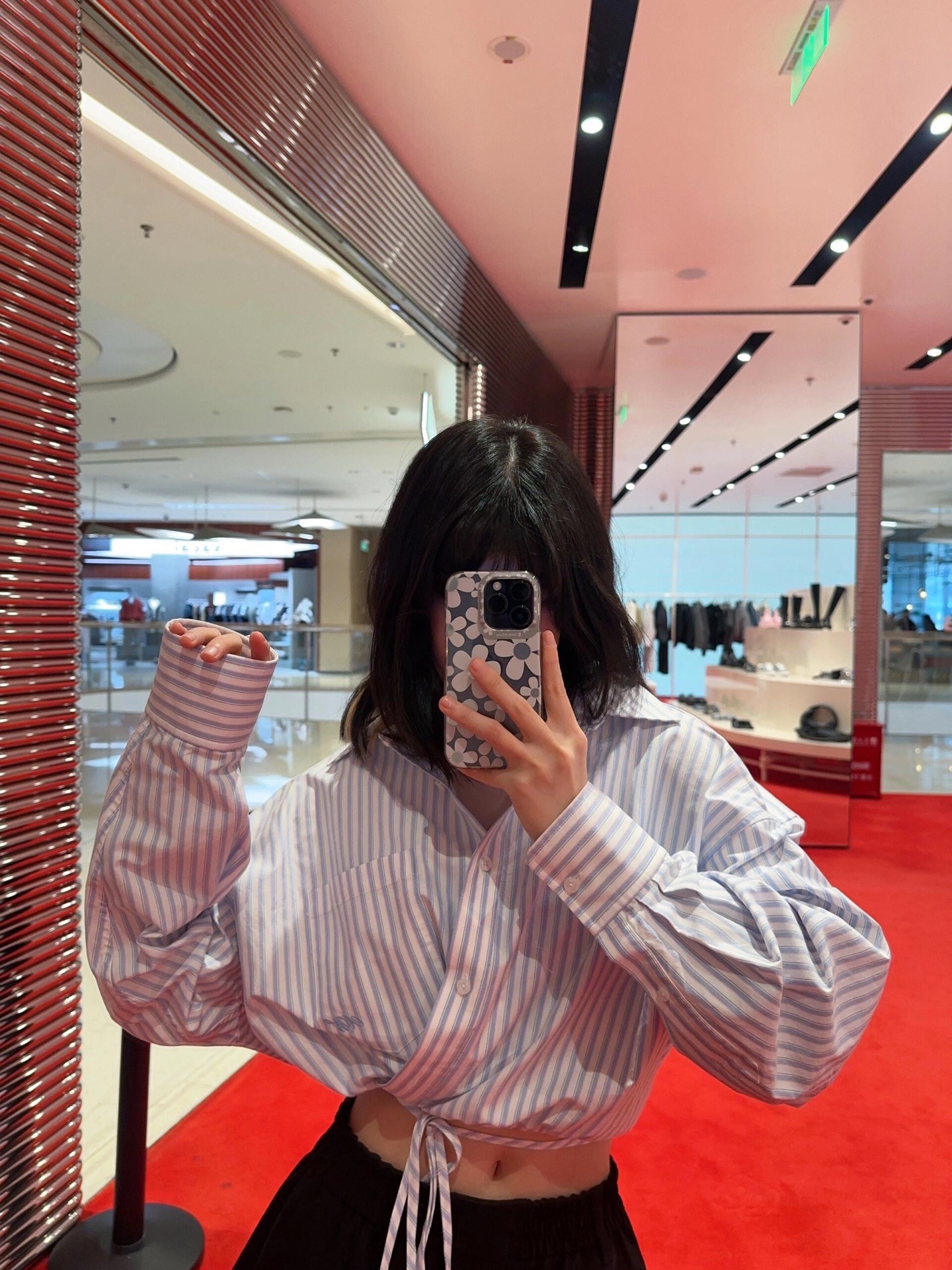 NO:329792,Batch Alexa*der wang 25Ss early spring new style striped lace-up long-sleeved shirt丨Exclusive yb development!  High-end production!  Short cotton Oxford shirts adopt a unique village shirt collar design, with the front wrap-fitting and the front lace-up details to create a variety of shapes, showing a casual and layered fashion style. The button closure and cuff design are matched with handwritten logo embroidery on the chest pocket, adding a sense of sophistication to the overall look. Wide sleeves, crisp collars and cuff designs create a neat silhouette, cleverly balanced elegance and casual atmosphere! S/M/L,,shirts,alexander wang19860909批 Alexa*der wang 25Ss早春新款 条纹系带长袖衬衫丨独家yb开发！高版出品！短款棉质牛津布衬衫采用独特的村衫领设计,正面围裹身剪裁结合正面系带细节,打造百变造型,展现随性且富有层次感的时尚风格.纽扣开合与袖口设计,搭配胸前口袋手写徽标刺绣,为整体造型增添精致感.宽大衣袖、挺括衣领与袖口设计,营造出利落廓形,巧妙平衡优雅与休闲氛围!现货发售 S/M/L,,shirts,alexander wang,Women's clothing