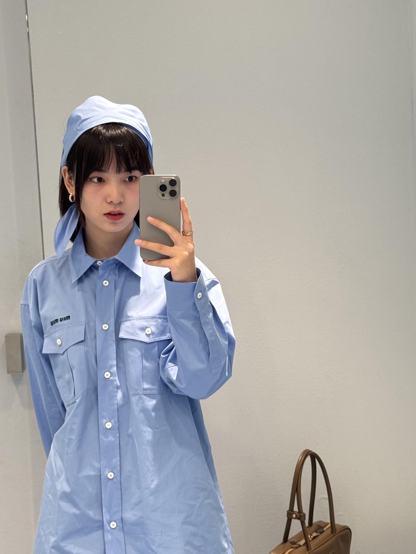 NO:329789,Batch Miumi* 25Ss Spring and Summer New Style Boy Scout Series Scarf Bow Tie Shirts | Exclusive High-end Production!  A must-have artifact for fashionable top students to reduce their age!  The cute girlish bow tie can also be removed as a headscarf!  Double pocket design can be sweet and salty, and has aging-reducing product!  The classic style is versatile and not picky!  Custom imported cotton shirt fabric!  Workmanship quality depends on the details. S/M/L is available in stock, miumiu,shirts,alexander wang19860909批 Miumi* 25Ss春夏新款 童子军系列围巾领结衬衫丨独家高版出品！时髦尖子生减龄必备神器！可爱少女风领结也可拆卸当头巾！双口袋设计可甜可盐气质减龄单品！经典版型百搭不挑人！定制进口纯棉衬衫面料！做工品质看细节.现货发售S/M/L,,miumiu,shirts,alexander wang,Women's clothing