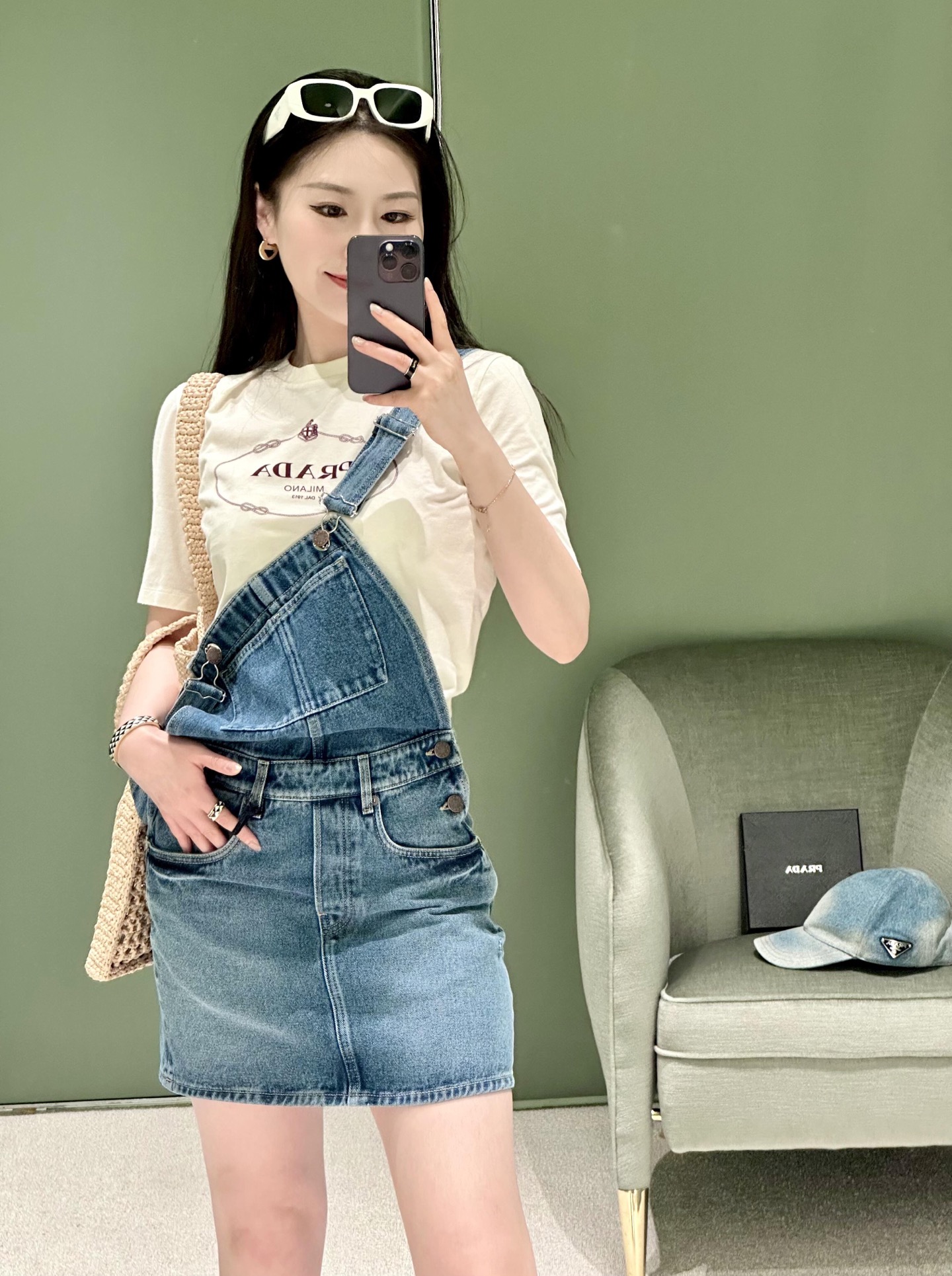 NO:329786,Pr*da 25Ss Spring and Summer New Denim Denim Mini Strap Skirt | Exclusive yb development!  High-end production!  This modern strap dress with youthful atmosphere is made of retro tannin fabric made of old-fashioned effects. The unique labels decorated with metal logos and classic logos add the finishing touch. It is super age-reducing. Classic outdated, whoever wears it looks good. Make good use of simple basic white shirts, vests, and T-shirts to have many matching possibilities!  S/M/L, Skirts, Shirts, Tees, t-shirt, alexander wang19860909批 Pr*da 25Ss春夏新款 丹宁牛仔迷你背带裙丨独家yb开发！高版出品！这款洋溢年轻气息的现代背带连衣裙取材做旧效果的复古丹宁面料打造,金属徽标和典藏徽标装点的别致标签平添点睛之笔,超级减龄 经典不过时,谁穿谁好看 利用好简单的基本款白衬衫,背心,t恤就可以有很多搭配可能！现货发售S/M/L,,skirts,shirts,tees，t-shirt,alexander wang,Women's clothing