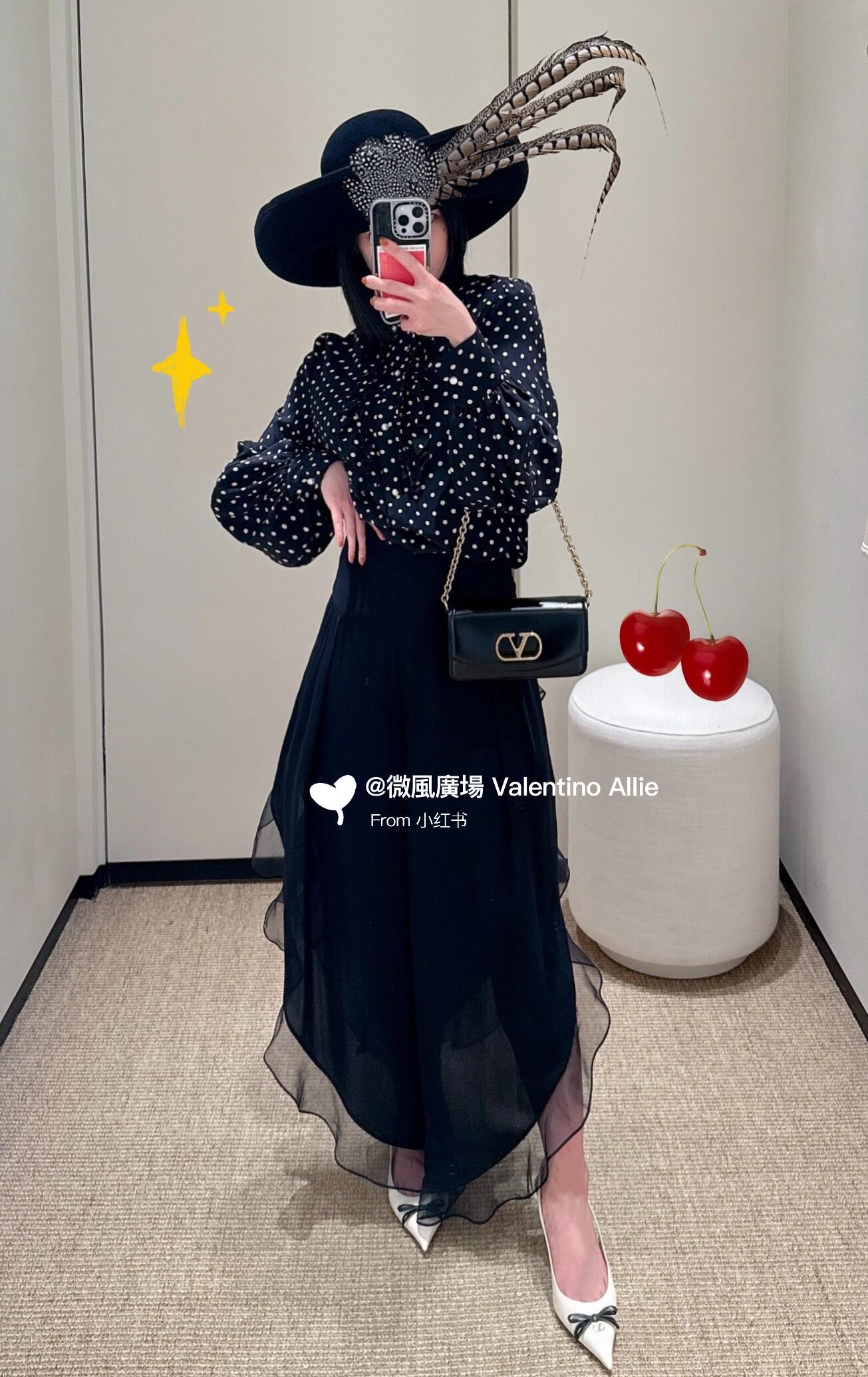 NO:329774,Batch Valenti*o 25s spring and summer new style silk ruffled polka dot shirt丨Exclusive yb development!  High-end production!  Retro and fashion are perfectly blended. The ruffled decoration at the neckline, coupled with pearl embellishments, is so exquisite that it is beyond words and has a sense of detail!  The design of Weiwei's puff sleeves is even more clever, instantly adding a sweet atmosphere. Whether it is matched with elegant skirts or handsome pants, they are super stylish and are simply a universal tool for outfits!  S/M/L, valentino, skirts, shirts, real silk, alexander wang19860909批 Valenti*o 25s春夏新款 真丝荷叶边波点衬衫丨独家yb开发！高版出品！复古与时尚完美融合.领口处的荷叶边装饰,再加上珍珠的点缀,精致得没话说,细节感满分！微微的泡泡袖的设计更是巧妙,瞬间增添了甜美的氛围.不管是搭配优雅的裙子,还是帅气的裤子,都超级有范儿,简直是穿搭的万能利器！现货发售S/M/L,,valentino,skirts,shirts,real silk,alexander wang,Women's clothing