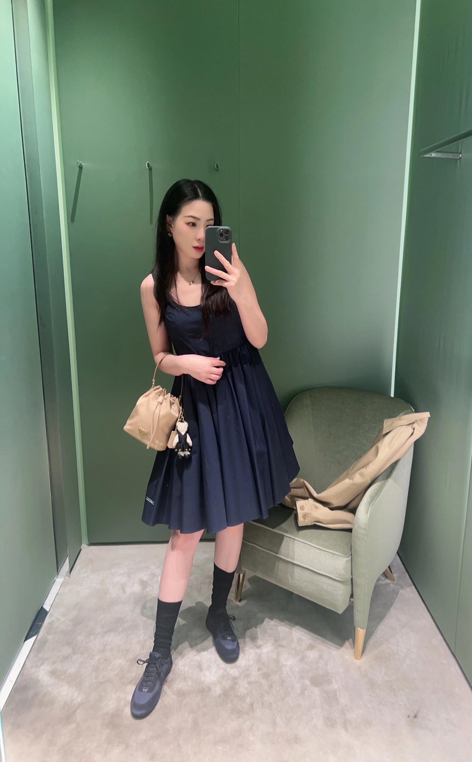 NO:329797,Pr*da 25Ss spring and summer new style, fashionable and versatile sleeveless suspender dress | Exclusive yb development!  High-end production!  Classic brand letter labeling shows luxury while being elegant. Single-wearing and layering highlight the taste of high-end celebrities. The first choice for dressing with stylish and stylish four seasons. White and rich beauty. Customized surface accessories. Inner bundled strips and edges. S/M/L, skirts, alexander wang.19860909批 Pr*da 25Ss春夏新款 时尚百搭无袖吊带连衣裙丨独家yb开发！高版出品！经典品牌字母贴标 尽显奢华的同时不失雅致 单穿叠搭都 突出高级名媛品味 四季气质时髦精的穿搭首选 白富美标配 定制面辅料 内里捆条包边 现货发售S/M/L,,skirts,alexander wang,Women's clothing