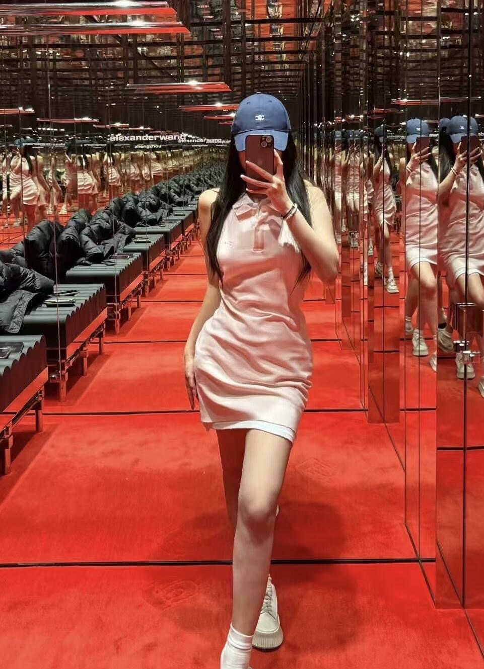 NO:329800,Alexand*r Wang 25Ss spring and summer new style, sweet and spicy style sexy backless neck halter design dress | Exclusive yb development!  High-end production!  The fake two pieces are super exquisite, the waist-hugging design is super slimming, the color is also very high-end pink, the layering is very strong, the classic logo is also embroidered, super heavy, very suitable for summer matching, very fresh, and the upper body is super fashionable!  A must-have item for white and rich beauty!  S/M/L, skirts, alexander wang19860909批 Alexand*r Wang 25Ss春夏新款 甜辣风性感露背挂脖设计连衣裙丨独家yb开发！高版出品！假两件超级精致 收腰设计超级显瘦 颜色也是很高级的粉色 层次感很足 经典的logo也是刺绣 超级重很适合夏季搭配 很清新 上身超级洋气！白富美必备单品！现货发售S/M/L,,skirts,alexander wang,Women's clothing