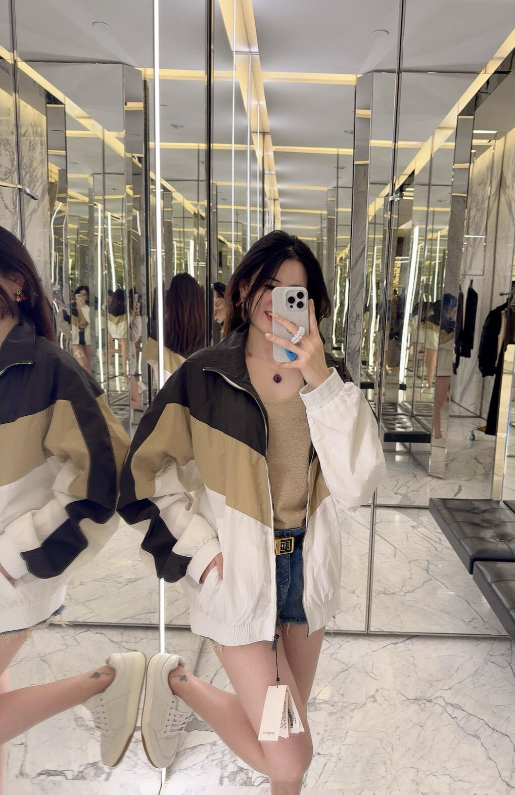 NO:329758,Batch SAINT LAUR*NT 25Ss early spring new style color-blocking pleated nylon jacket | Exclusive yb development!  High-end production!  The loose silhouette design is not picky at all. The loose styling upper body looks very slim and the color combination is eye-catching. The first choice for sun protection in spring and summer. Outdoor sports are also essential!  Custom fabric full of details. The upper body of the rotator sleeves makes the body look slim. It is sports, casual, sexy and easy to control. S/M/L is available in stock, saint laurent, jackets & coats, jackets & coats, alexander wang19860909批 SAINT LAUR*NT 25Ss早春新款 拼色褶皱尼龙夹克外套丨独家yb开发！高版出品！宽松廓形设计完全不挑人 宽松衣型上身非常显瘦颜色的搭配让人眼前一亮 春夏季首选防晒 户外运动也是必不可少的！订制面料 细节感满满 落肩袖型上身更显身形纤细 运动休闲随性感轻松驾驭 现货发售S/M/L,,saint laurent,jackets & coats,jackets & coats,alexander wang,Women's clothing