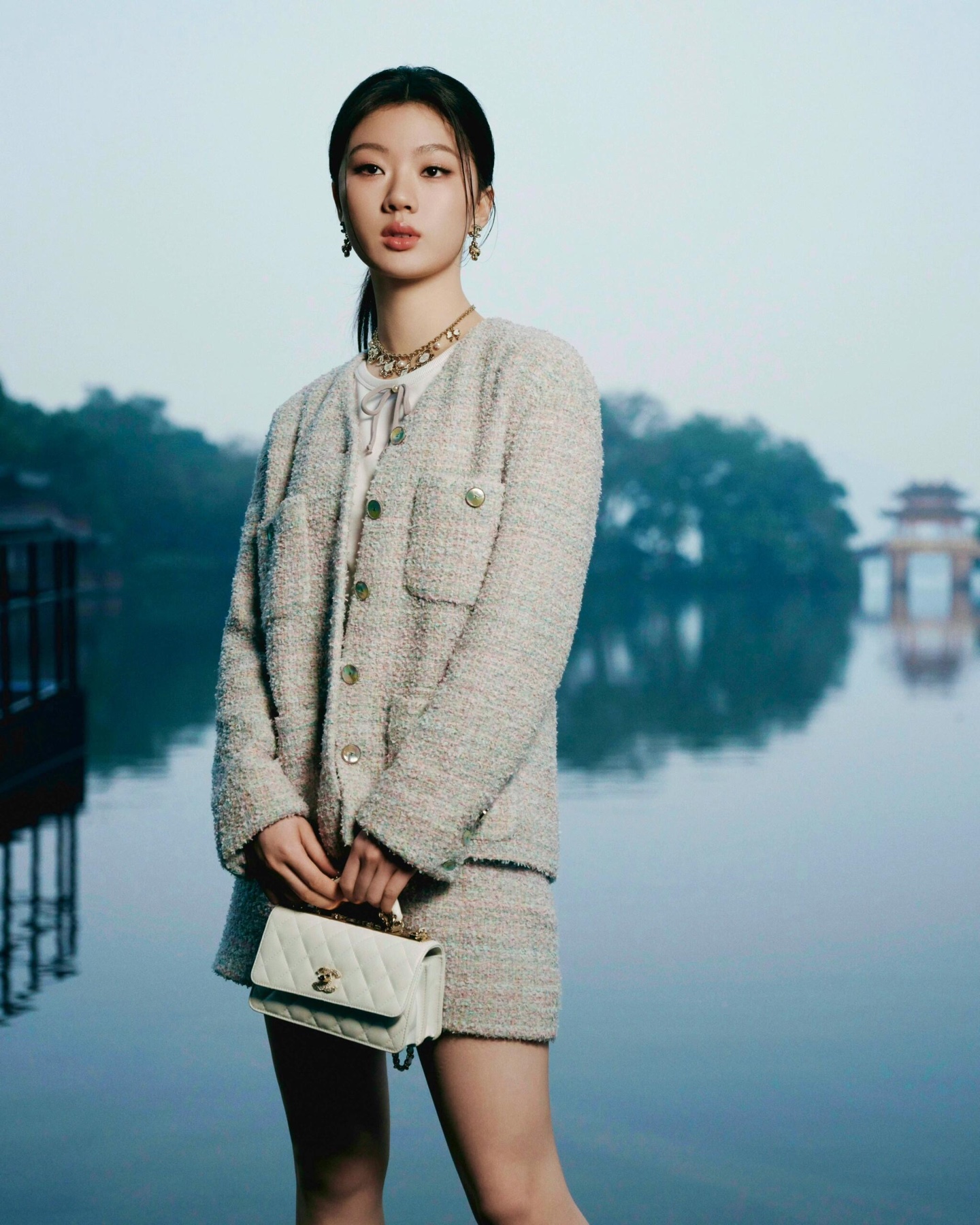 NO:329762,Jacket batch Skirt batch Chane* 25Ss spring and summer new style round neck thick flower jacket   skirt suit | Exclusive high-end production!  Imported coarse wool woolen material, high-quality texture, full-quality, small V-neck dress jacket style, front shoulder pad design fits the human body, more slender and upright, the whole body is covered with soft colored yarn, spring atmosphere stands out, symmetrical pockets with dark cloaks and cuffs lit up the details, matched with straight skirts in the same series, details echoing, perfect interpretation of the elegant and rich feeling, complete set of light colors and noble texture, intellectual and gentle, the best choice for formal occasions, S/M/L, chanel, skirts, jackets & coats, alexander wang19860909外套批 半裙批 Chane* 25Ss春夏新款 圆领粗花尼外套 半裙套装丨独家高版出品！进口粗纺羊毛呢材质 质感高级 品相十足 小V领洋装外套版型 正肩垫肩设计贴合人体 更显身姿纤细挺拔 通体利用柔和彩色纱线满铺于全身 春日氛围立显 对称式口袋搭配深色襟扣袖口点亮细节 配上同系列直筒半裙 细节呼应 完美演绎优雅千金感 成套浅色显贵显质感 知性温柔 出席正式场合的不二之选 现货发售S/M/L,,chanel,skirts,jackets & coats,alexander wang,Women's clothing