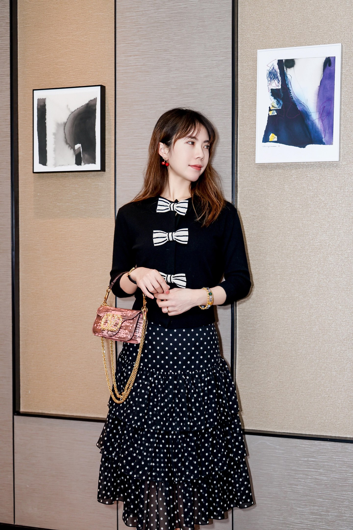 NO:329740,Batch Valentin* 25Ss Spring and Summer New Style White Bow Wool Knitted Cardigan | Exclusive yb development!  High-end production!  Round neck short cardigan style, 7-quarter sleeve length, hidden buttons on the front, the style is practical and versatile, the three white bead embroidered bows are full of playfulness and nobility, well-behaved and intellectual, the colliding tones are personal and high-end, you can wear an inner layer or make a coat, and it is very good with a high-waisted skirt or pants. S/M/L on sale in stock, valentino, skirts, jackets & coats, alexander wang19860909批 Valentin* 25Ss春夏新款 白色蝴蝶结羊毛针织开衫丨独家yb开发！高版出品！圆领短款开衫版型,七分袖长,正面隐藏式纽扣开合,版型实穿又百搭,装饰定制的三个白色珠片刺绣蝴蝶结尽显俏皮与高贵,乖巧又很知性,色调碰撞个性又显高级,单穿内搭或者做外套都可以,搭配高腰半裙或者裤子都很可 现货发售S/M/L,,valentino,skirts,jackets & coats,alexander wang,Women's clothing