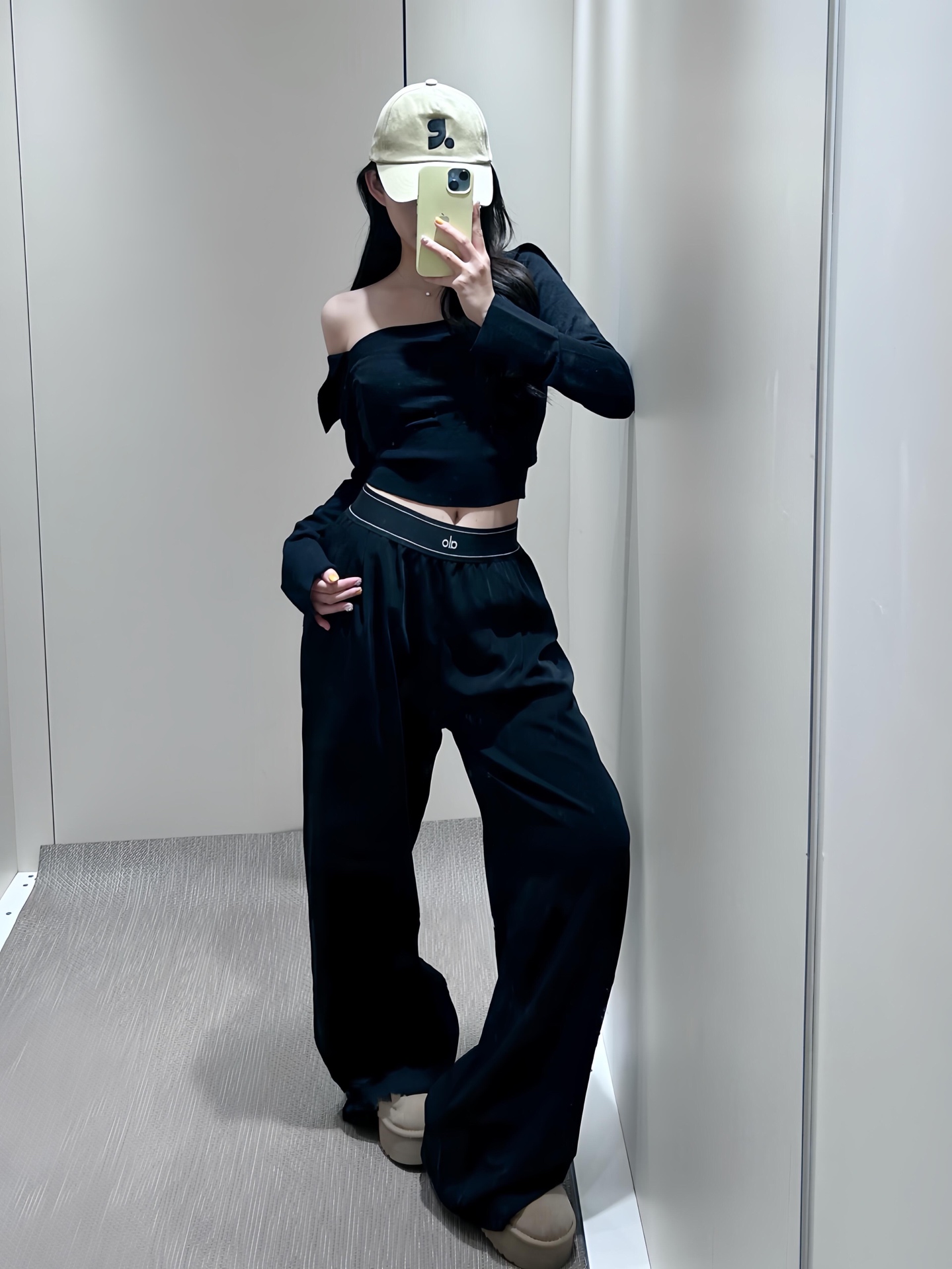 NO:329746,Alo 25Ss spring and summer new style, leg mark printed rubber waist wide-leg trousers | Exclusive high-end production!  Alo magic pants born for spring and summer!  !  The feeling of flowing and lightness, the aura is fully opened, and the comfort is taken into consideration. The upper body is free of pressure, whoever wears it looks good. The upper body really shows long legs. A girl with long legs is casual and sporty. Super high frequency of use. It looks good in all combinations. The annual magic pants are on sale in stock. S/M/L, alexander wang19860909批Alo 25Ss春夏新款 腿标印花橡筋腰阔腿长裤丨独家高版出品！为春夏而生的Alo神裤！！飘逸轻盈的感觉 气场全开 又兼顾住了舒适度 上身无压力很自由 谁穿谁好看 上身真的超级显腿长 妥妥的长腿妹子 休闲又带有运动感 超高使用频率 各种搭配都好看 妥妥的年度神裤 现货发售S/M/L,,alexander wang,Women's clothing