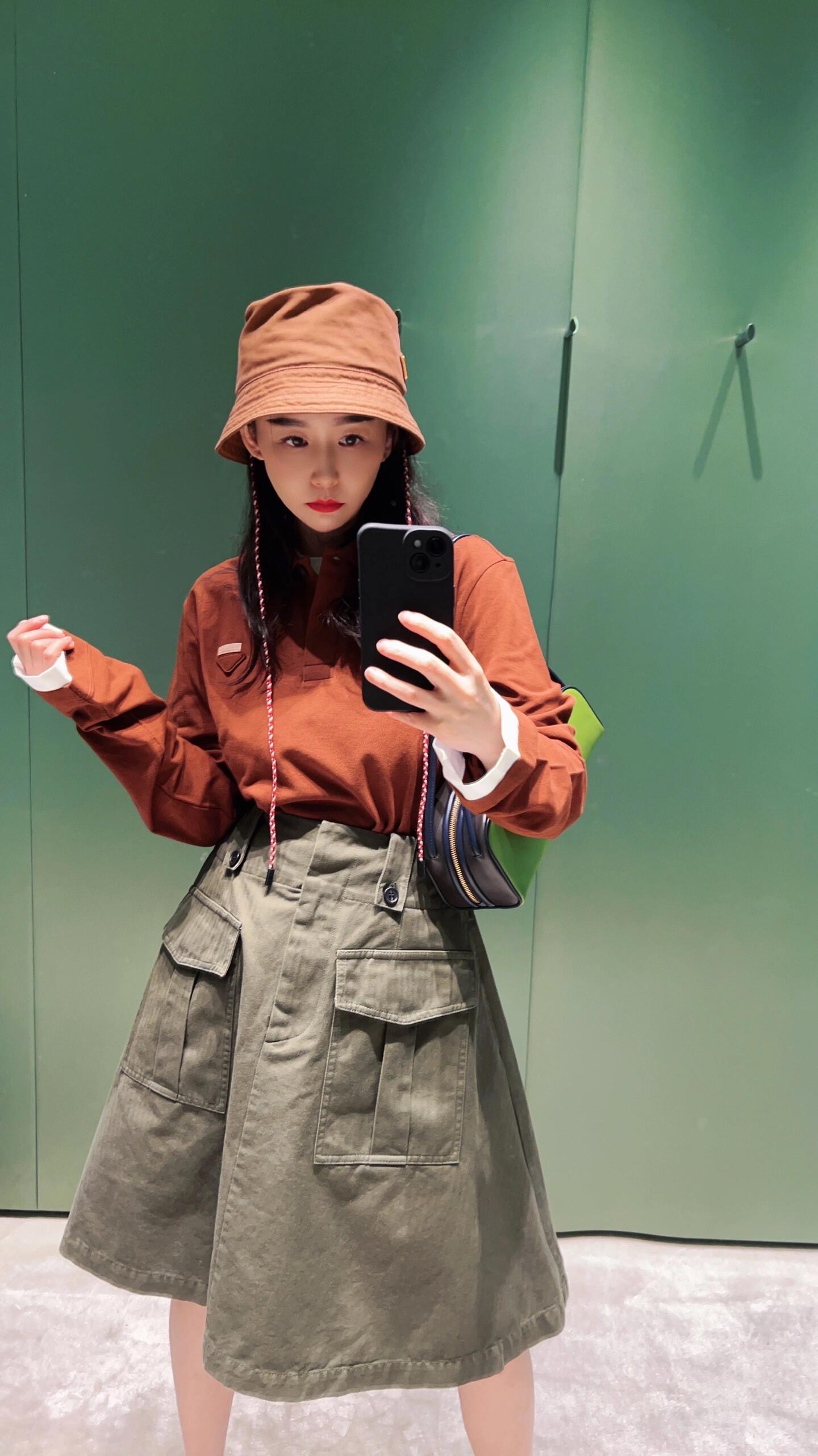 NO:329568,Prad* 25Ss spring and summer new style, versatile work style A-line skirt丨Exclusive yb development!  High-end production!  The large pocket decoration on both sides is simply the standard for workwear style. The impact of the visual effect is heart-warming and the visual feel is basic. The clean and neat version is matched with a short T- or vest suspender. The thinnest part of the waist is displayed!  Whoever wears it is sweet and cool girl who looks slim and versatile, who can not love it!  Small girls can also handle it completely!  Strongly recommend this work dress!  Close your eyes and enter!  S/M/L, prada, skirts, alexander wang19860909Prad* 25Ss春夏新款 百搭工装风A字半身裙丨独家yb开发！高版出品！两侧大口袋装饰简直就是工装风的标配 冲击视觉效果一眼心动的即视感基础干净利落的版型搭配小短T或背心吊带 把腰部最细的地方展式出来！谁穿谁是甜酷女孩显瘦百搭谁能不爱！小个子女生也是完全都能驾驭的！强烈安利这款工装裙！闭眼入！现货发售S/M/L,,prada,skirts,alexander wang,Women's clothing