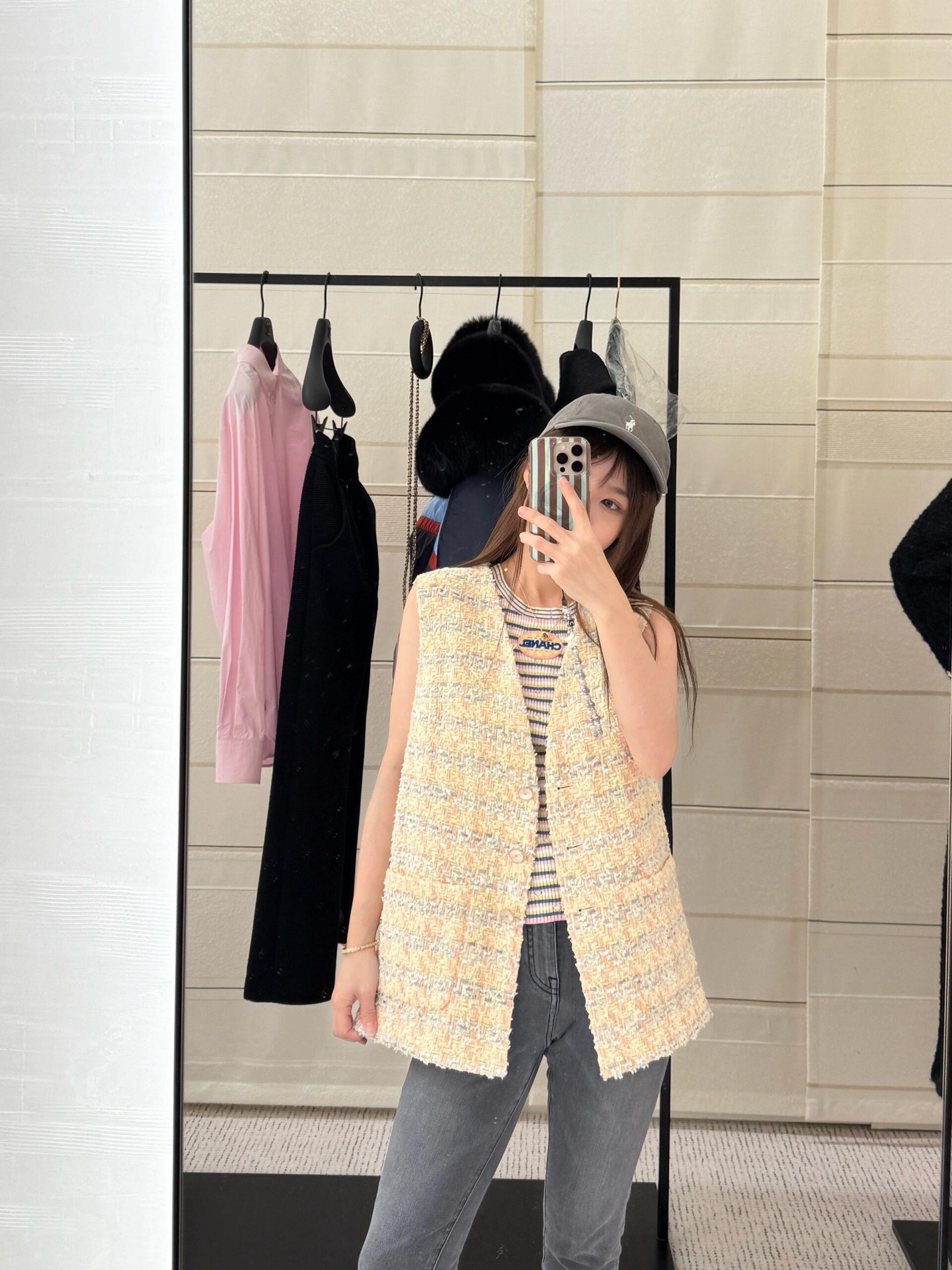 NO:329576,Chane* 25P spring and summer new style lemon yellow tweed vest vest jacket | Exclusive yb development!  High-end production!  V-neck single-breasted double pocket design Special lemon yellow color The colors are basically low-saturation colors Light and not ostentatious, revealing the breath of spring and the vitality of summer everywhere, the upper body sets the skin color and reduces age. S/M/L, chanel, jackets & coats, alexander wang19860909Chane* 25P春夏新款 柠檬黄粗花呢马甲背心外套丨独家yb开发！高版出品！ V领单排扣双口袋设计 特别的柠檬黄颜色 彩色基本都是饱和度比较低的色彩 轻盈不张扬 处处透露着春天的气息和夏天的活力 上身衬肤色又减龄 现货发售S/M/L,,chanel,jackets & coats,alexander wang,Women's clothing